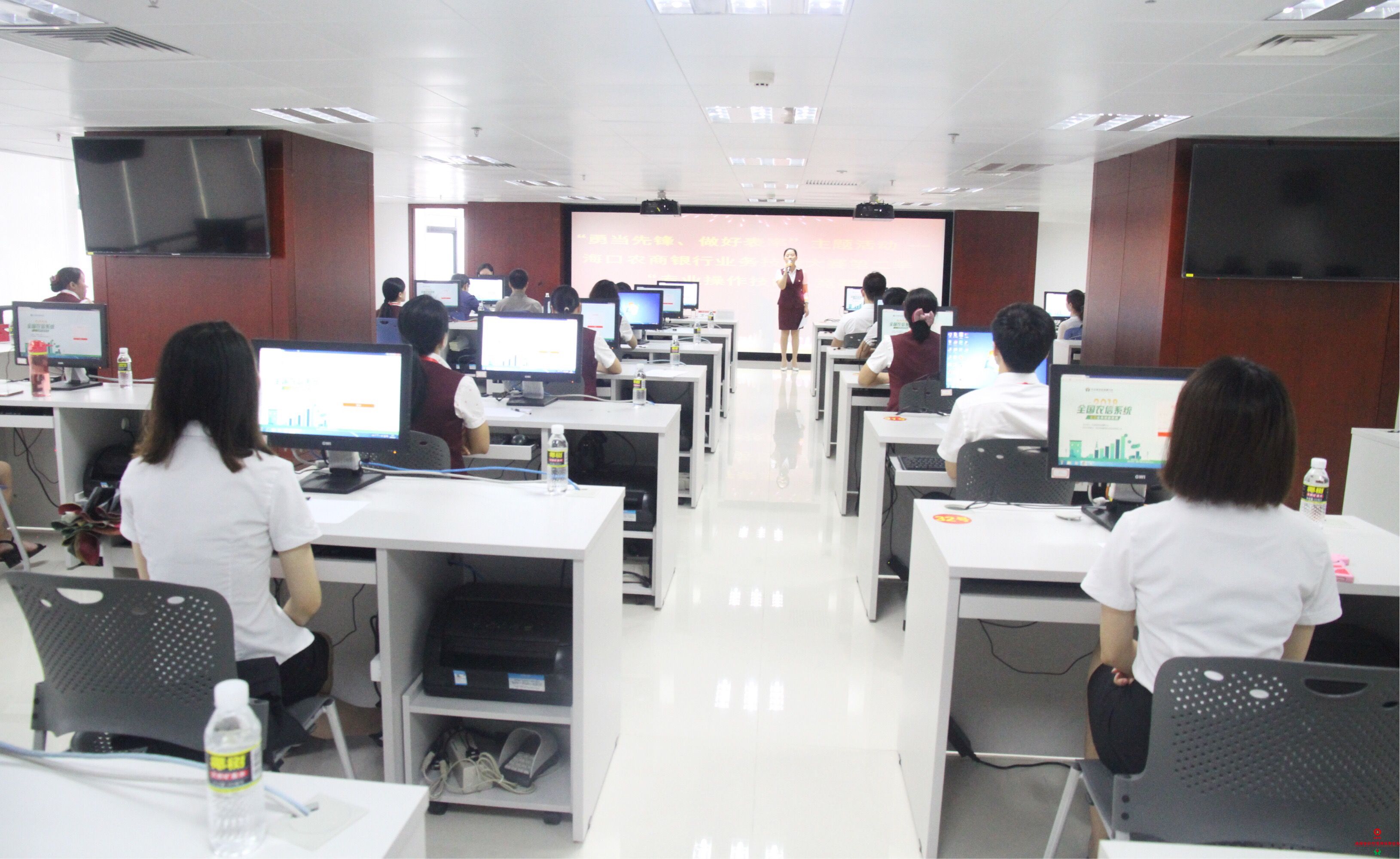 勇當(dāng)先鋒，做好表率——?？谵r(nóng)商銀行舉辦業(yè)務(wù)技能大賽第二季“專業(yè)操作技能競賽”