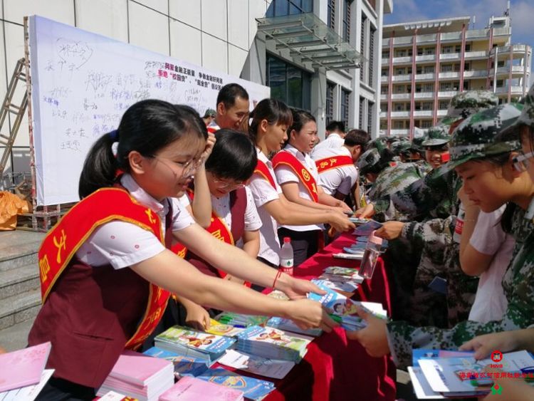 中國人民銀行文昌市支行聯(lián)合文昌農(nóng)商銀行“送金融知識(shí)進(jìn)校園” 中國人民銀行文昌市支行聯(lián)合文昌農(nóng)商銀行“送金融知識(shí)進(jìn)校園”