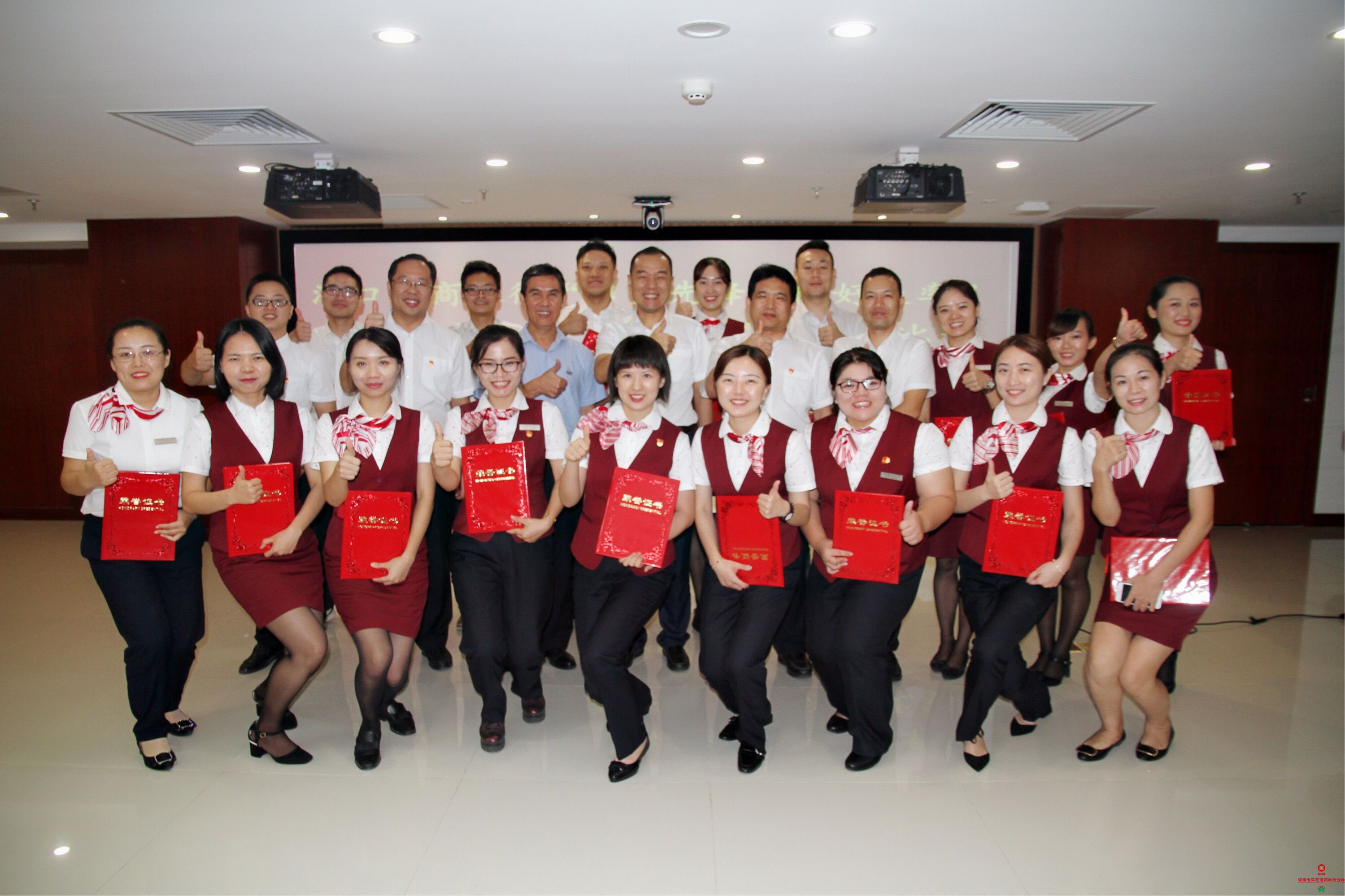 ?？谵r(nóng)商銀行舉辦“勇當(dāng)先鋒，做好表率”暨“合規(guī)文化建設(shè)年”主題演講比賽