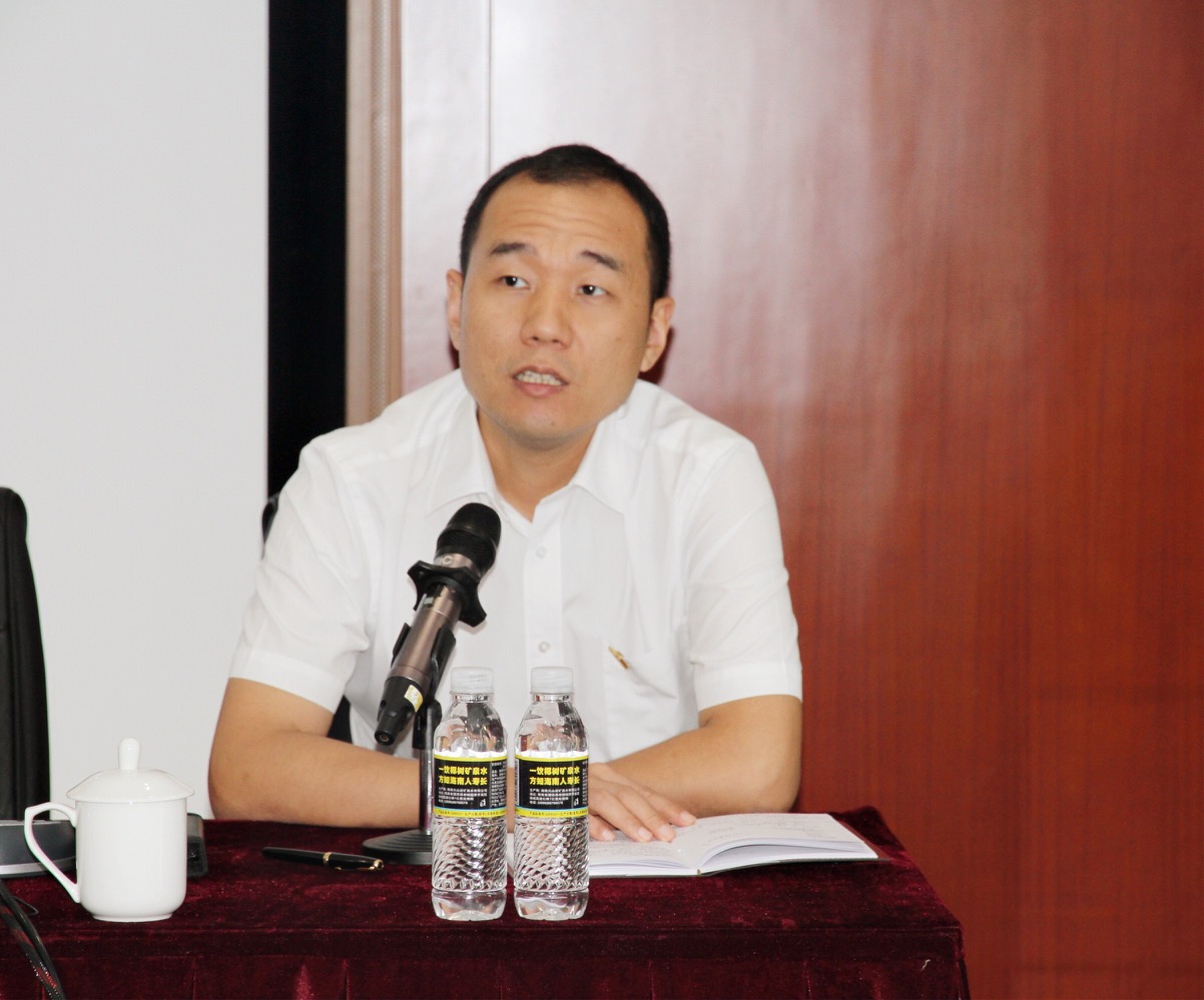 ?？谵r(nóng)商銀行召開黨委理論學(xué)習(xí)中心組學(xué)習(xí)(擴大)會議專題學(xué)習(xí)《憲法修正案》