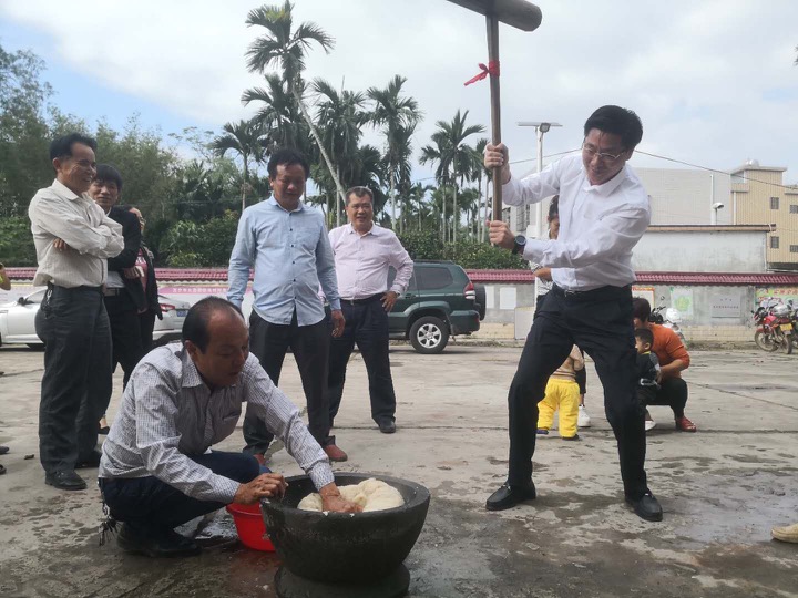 萬寧農(nóng)信社參加大茂鎮(zhèn)聯(lián)光村委會“舂耙節(jié)”活動