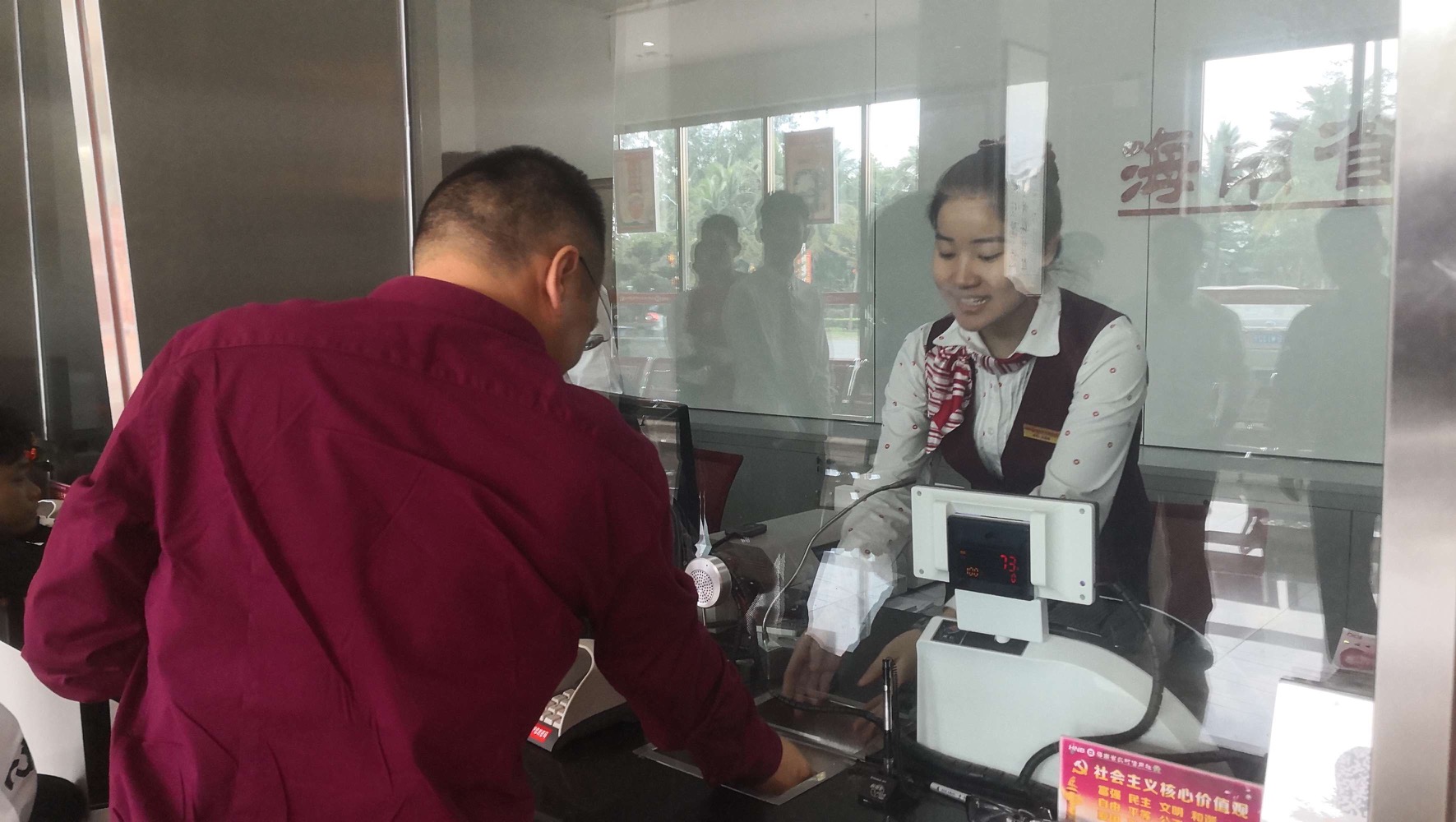 萬寧市委書記張美文到萬寧農(nóng)信社慰問