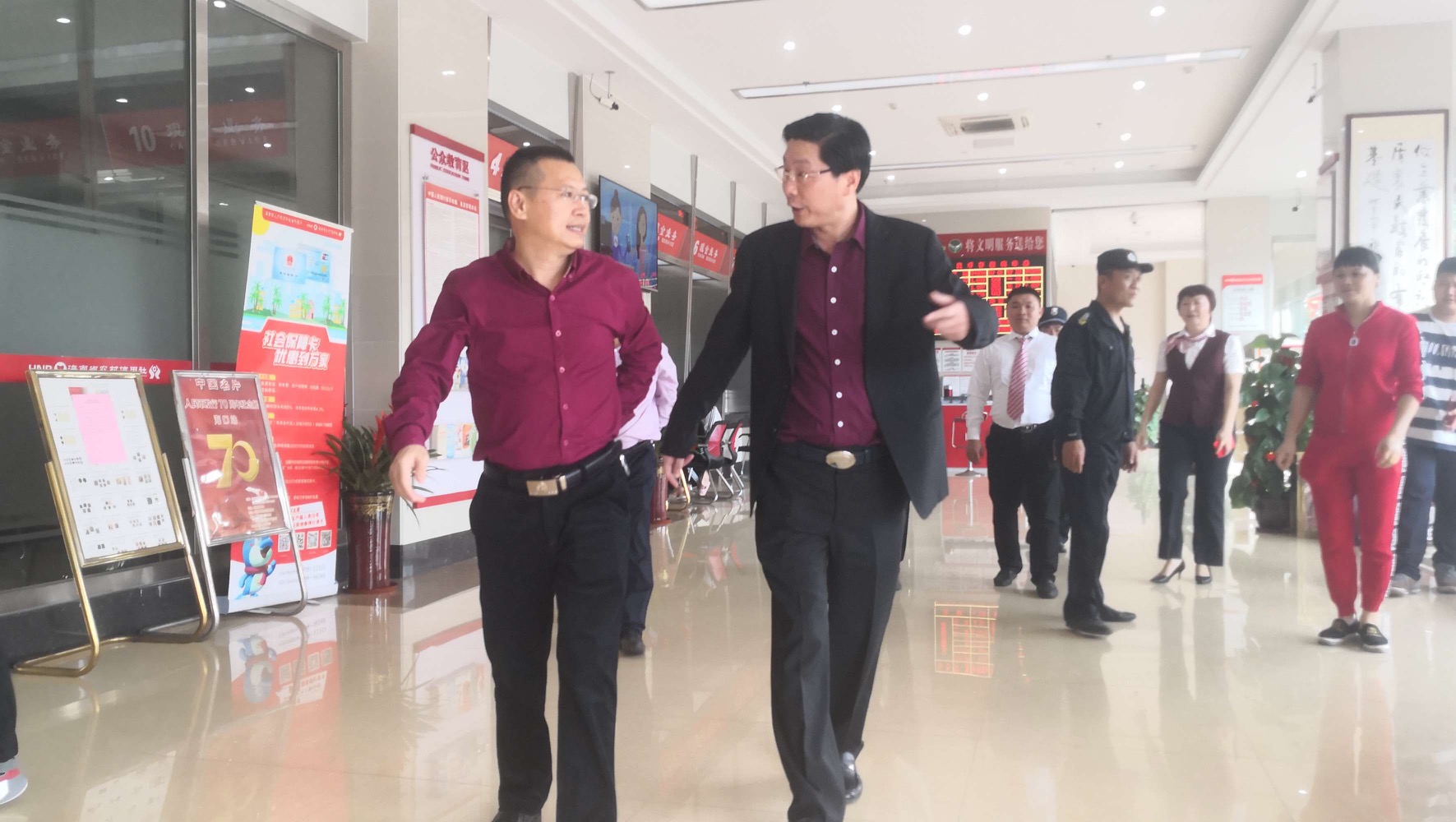 萬寧市委書記張美文到萬寧農(nóng)信社慰問