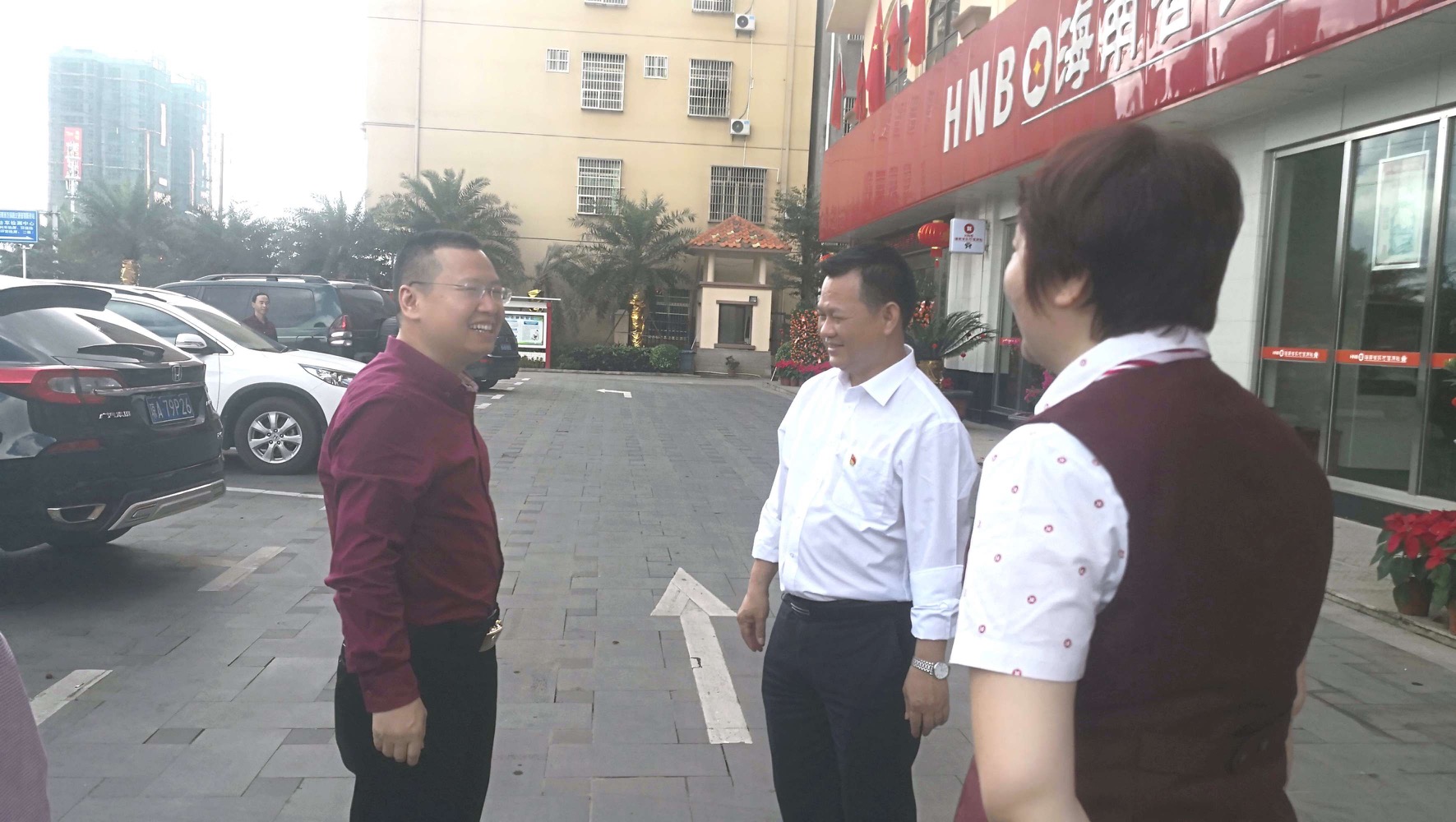 萬寧市委書記張美文到萬寧農(nóng)信社慰問