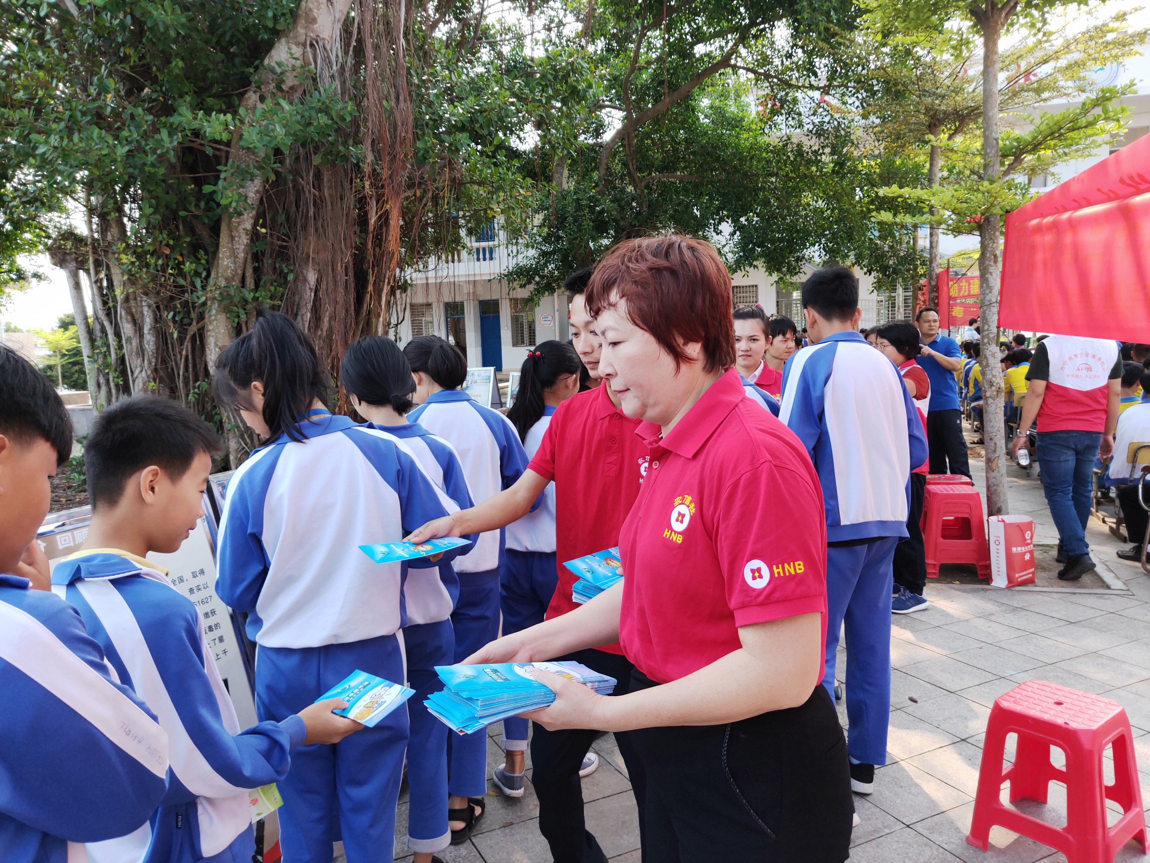 萬寧聯(lián)社參與“弘揚雷鋒精神、普及金融知識”學雷鋒月活動