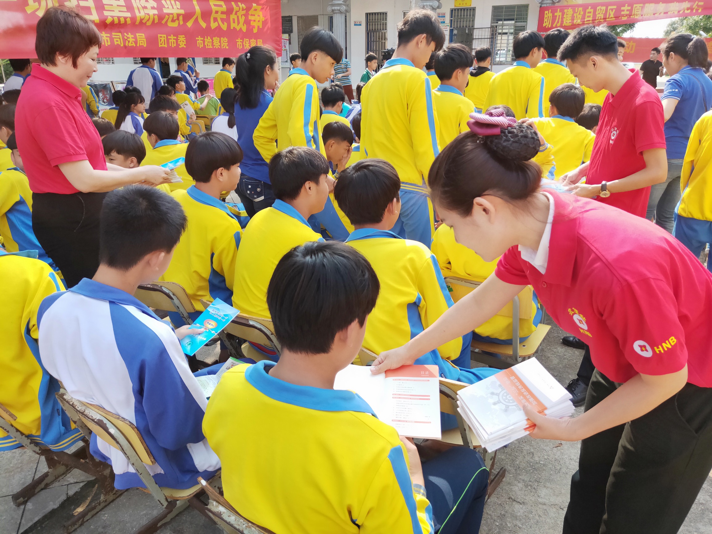 萬寧聯(lián)社參與“弘揚雷鋒精神、普及金融知識”學雷鋒月活動