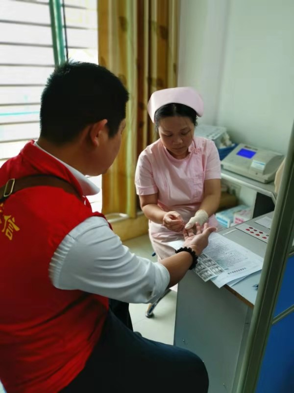 東方市農(nóng)信社組織開展“以消費(fèi)者為中心優(yōu)化服務(wù)” 無償獻(xiàn)血公益活動(dòng)