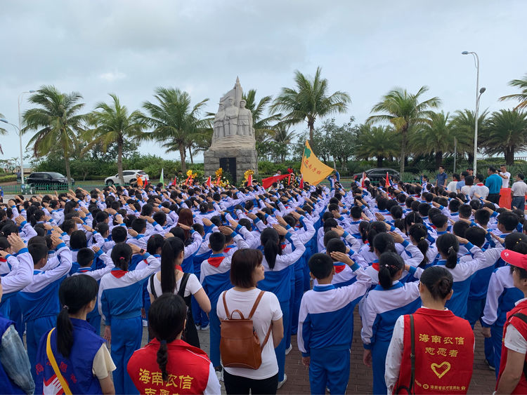 ?？谵r(nóng)商銀行團(tuán)委開展“倡導(dǎo)文明祭英烈 放飛風(fēng)箏寄希望”主題宣傳教育活動(dòng)