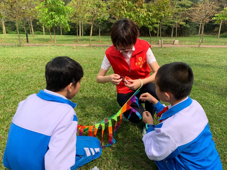 ?？谵r(nóng)商銀行團(tuán)委開展“倡導(dǎo)文明祭英烈 放飛風(fēng)箏寄希望”主題宣傳教育活動(dòng)