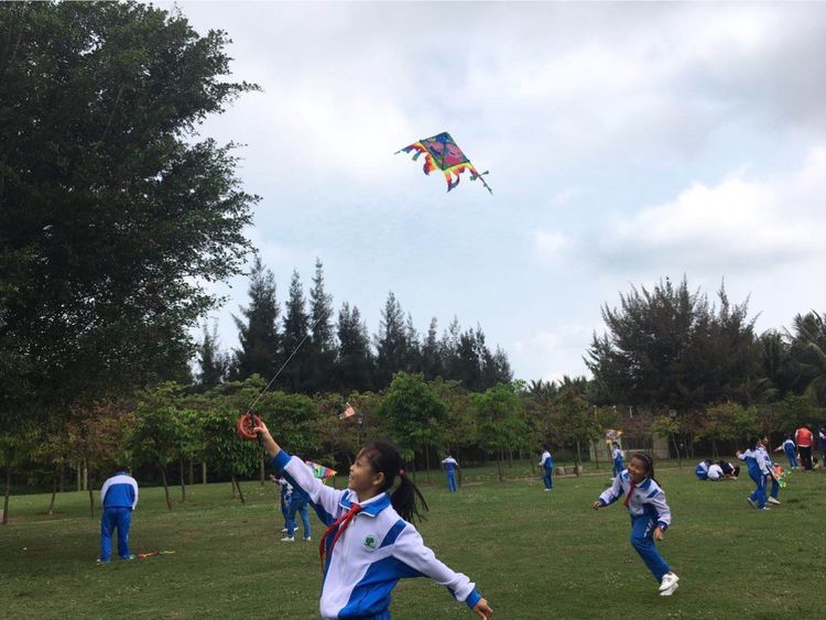 ?？谵r(nóng)商銀行團(tuán)委開展“倡導(dǎo)文明祭英烈 放飛風(fēng)箏寄希望”主題宣傳教育活動(dòng)