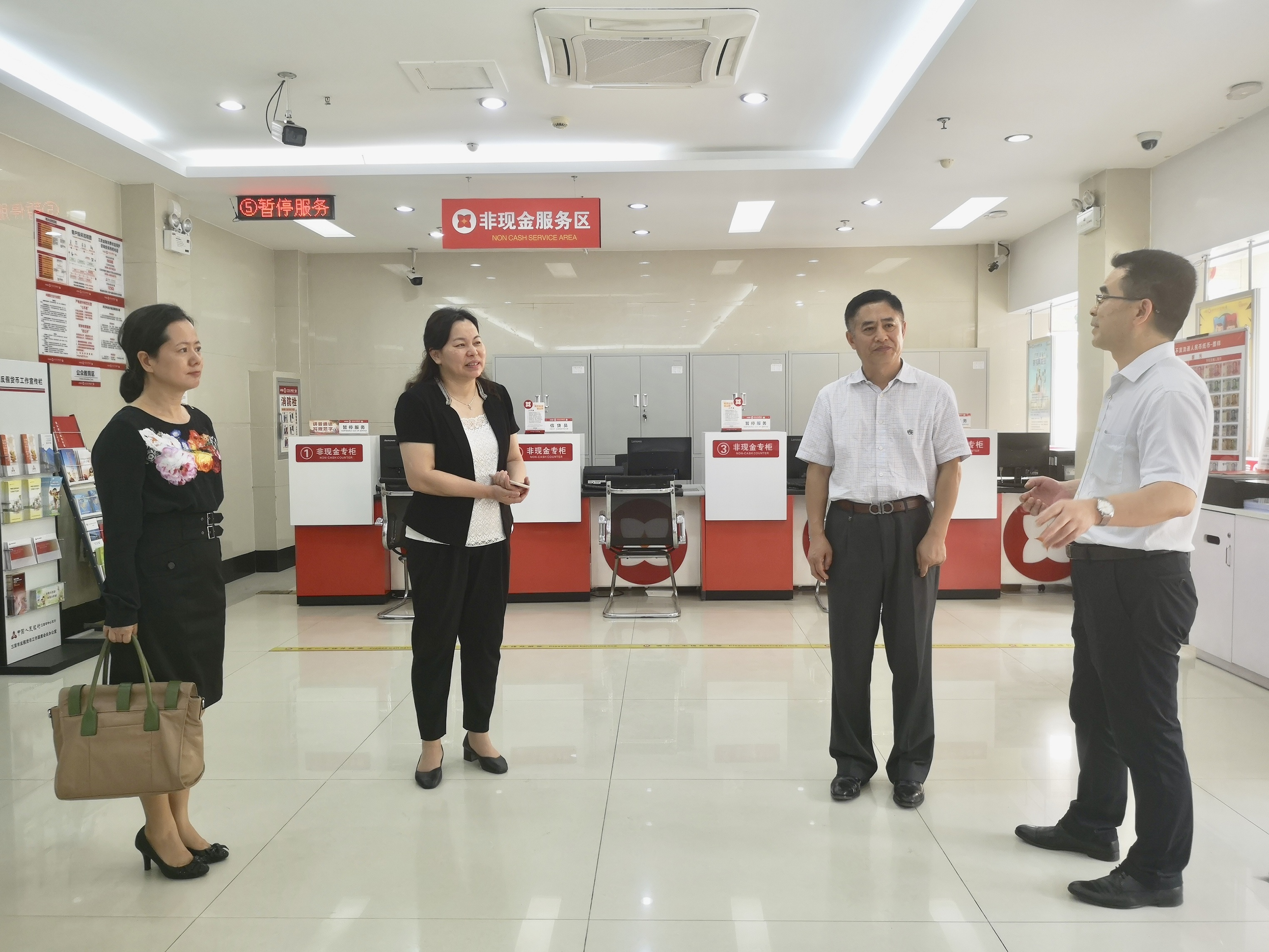 殷殷關(guān)切鼓干勁 切切囑托催奮進(jìn)—海南銀保監(jiān)局黨委副書(shū)記秦會(huì)忠同志一行赴三亞農(nóng)商銀行走訪調(diào)研