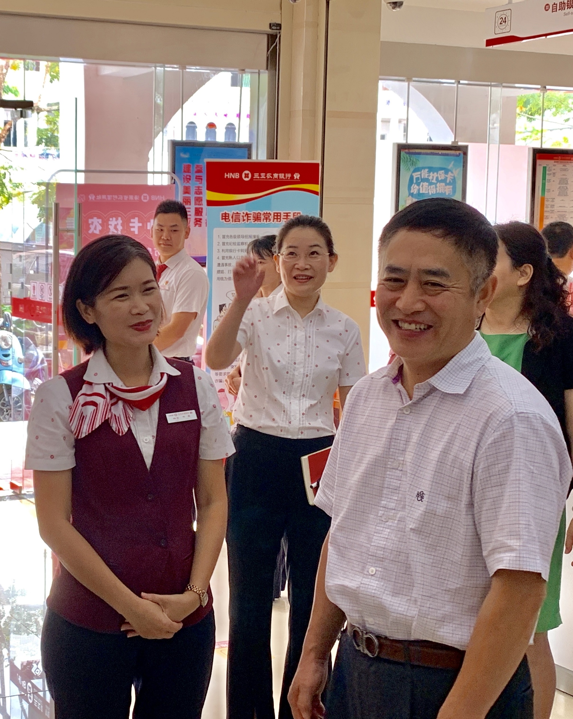 殷殷關(guān)切鼓干勁 切切囑托催奮進(jìn)—海南銀保監(jiān)局黨委副書(shū)記秦會(huì)忠同志一行赴三亞農(nóng)商銀行走訪調(diào)研