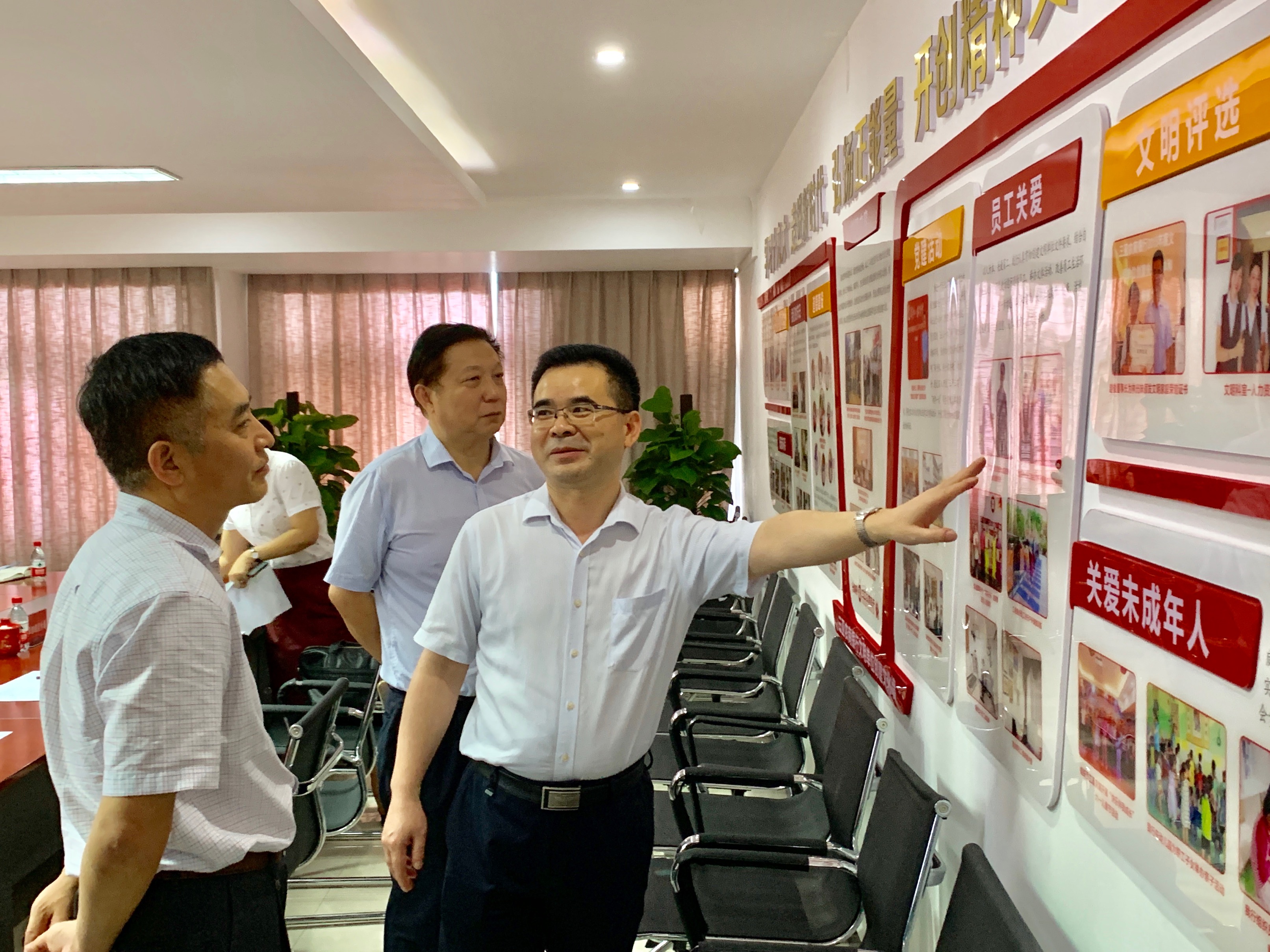 殷殷關(guān)切鼓干勁 切切囑托催奮進(jìn)—海南銀保監(jiān)局黨委副書(shū)記秦會(huì)忠同志一行赴三亞農(nóng)商銀行走訪調(diào)研