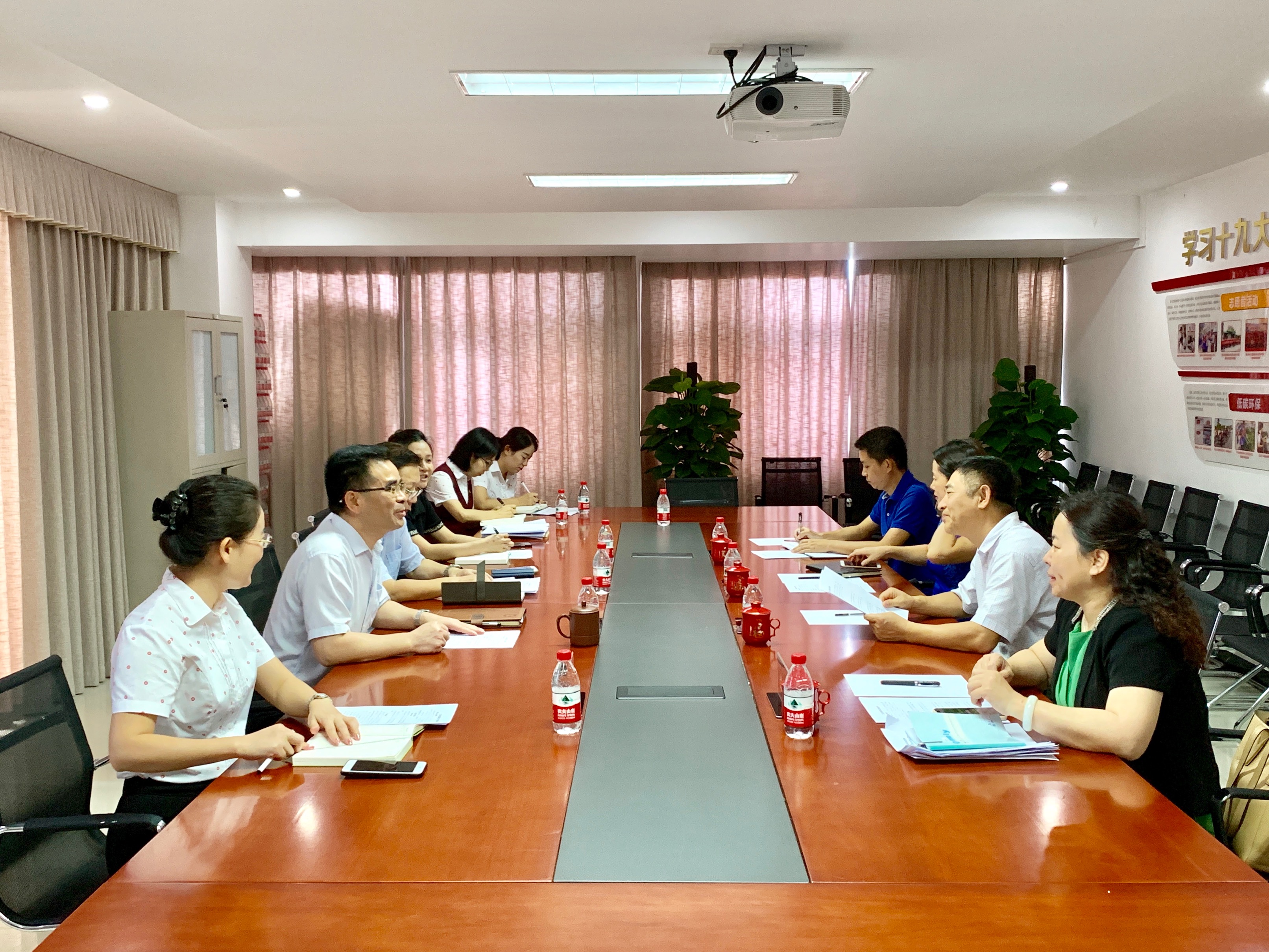 殷殷關(guān)切鼓干勁 切切囑托催奮進(jìn)—海南銀保監(jiān)局黨委副書(shū)記秦會(huì)忠同志一行赴三亞農(nóng)商銀行走訪調(diào)研