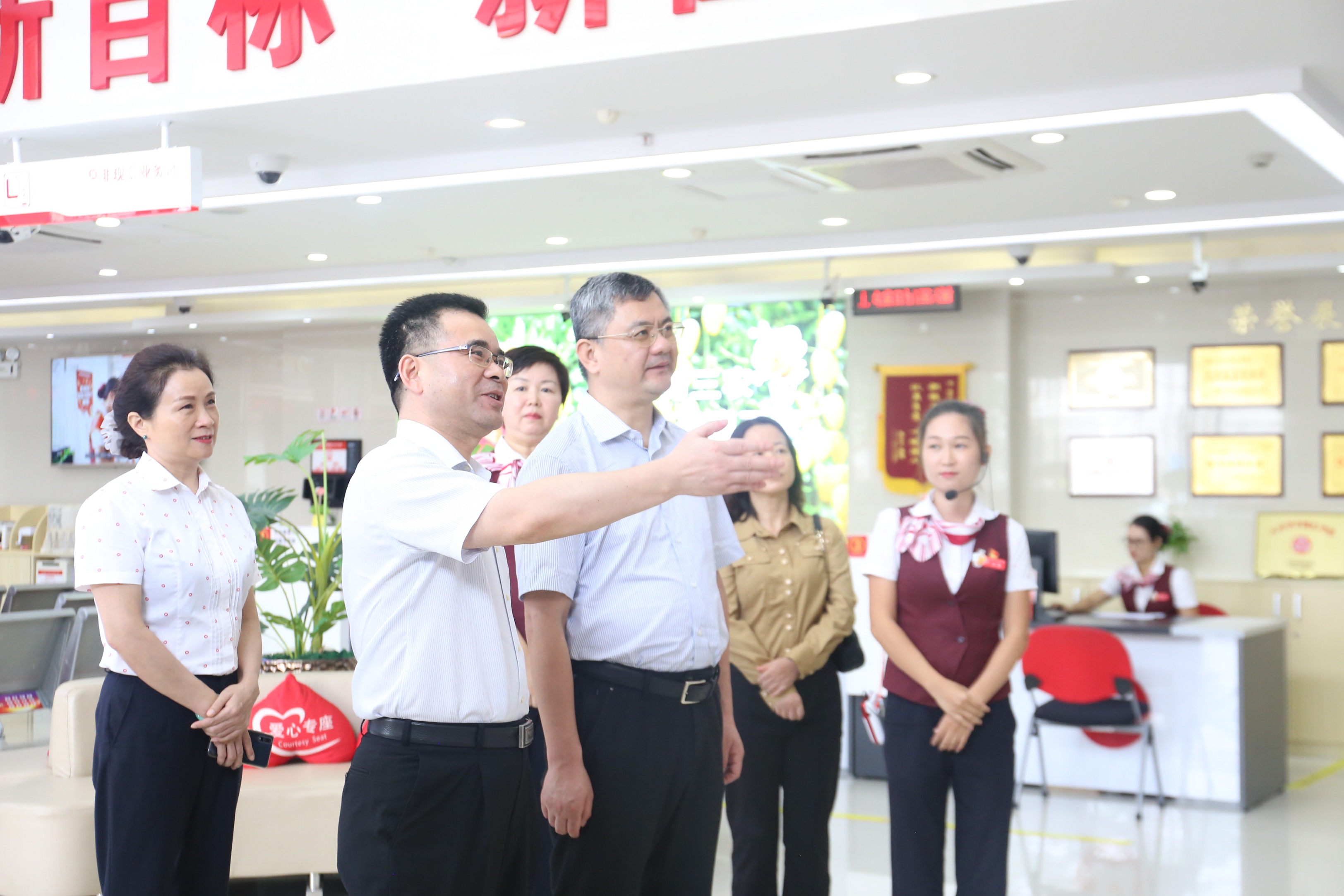 馬不停蹄連軸轉(zhuǎn) 深入農(nóng)區(qū)訪實(shí)情 —海南銀保監(jiān)局黨委書記、局長傅平江同志一行赴三亞農(nóng)商銀行走訪調(diào)研