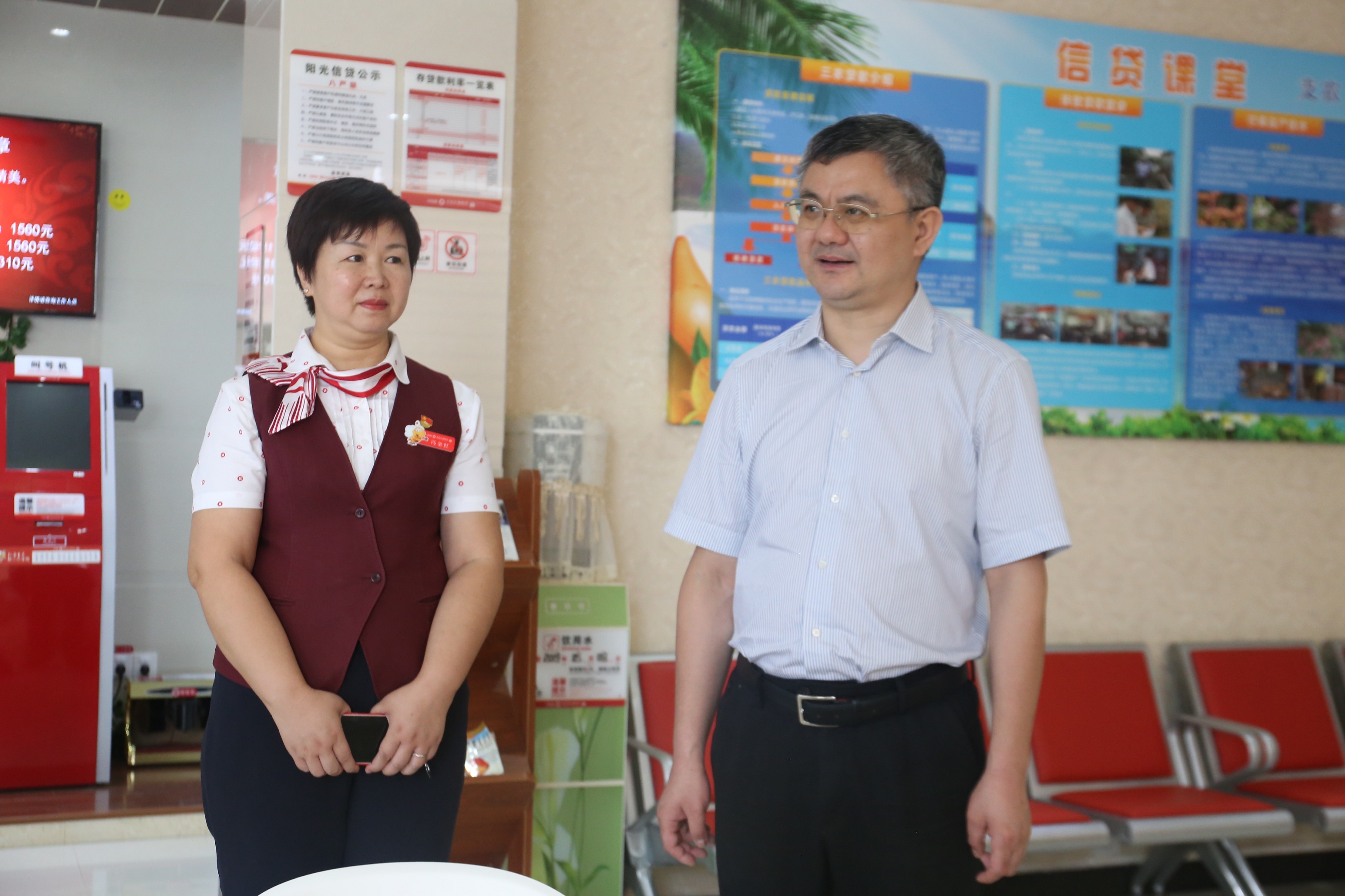 馬不停蹄連軸轉(zhuǎn) 深入農(nóng)區(qū)訪實(shí)情 —海南銀保監(jiān)局黨委書記、局長傅平江同志一行赴三亞農(nóng)商銀行走訪調(diào)研