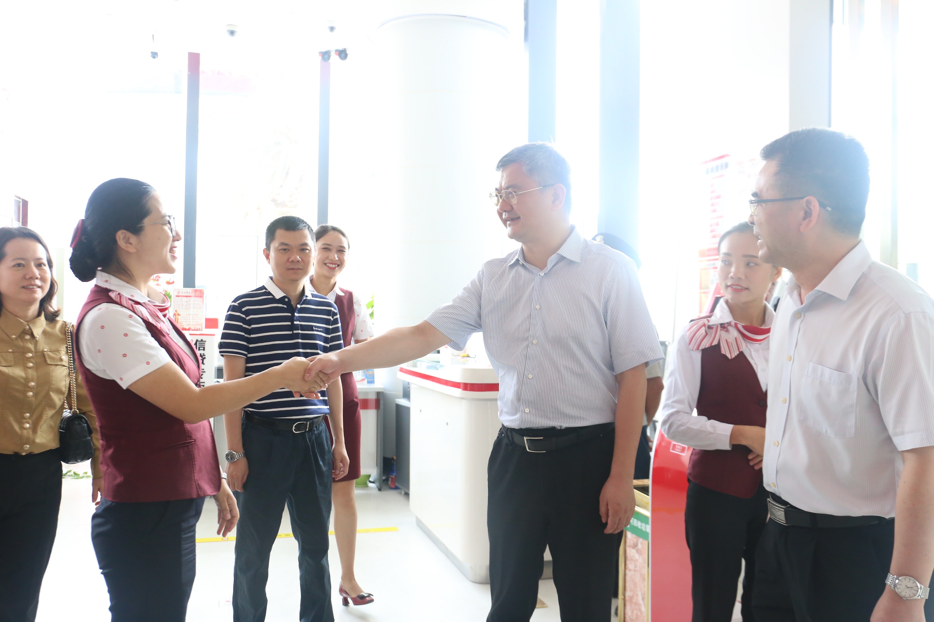 馬不停蹄連軸轉(zhuǎn) 深入農(nóng)區(qū)訪實(shí)情 —海南銀保監(jiān)局黨委書記、局長傅平江同志一行赴三亞農(nóng)商銀行走訪調(diào)研