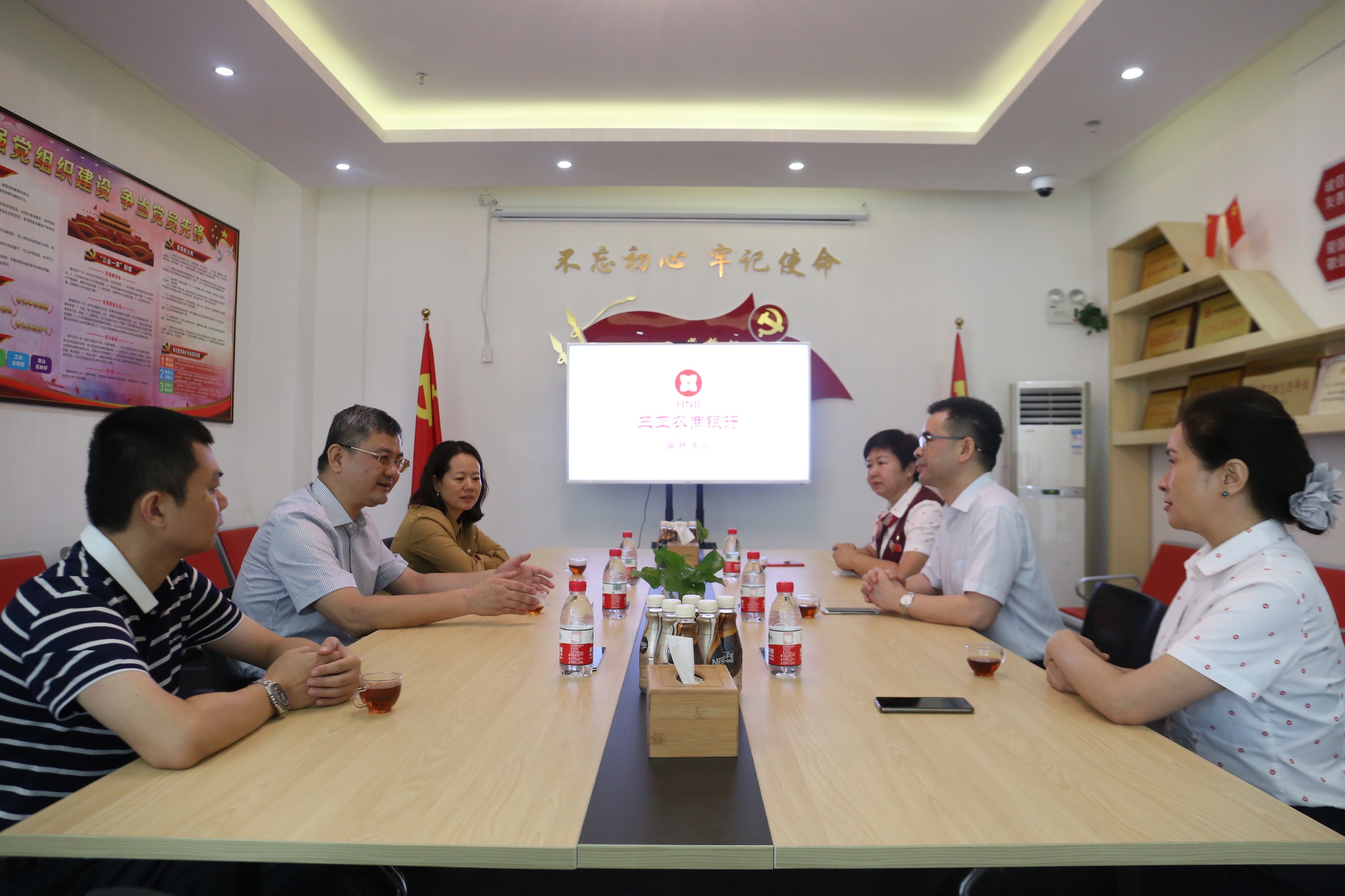 馬不停蹄連軸轉(zhuǎn) 深入農(nóng)區(qū)訪實(shí)情 —海南銀保監(jiān)局黨委書記、局長傅平江同志一行赴三亞農(nóng)商銀行走訪調(diào)研