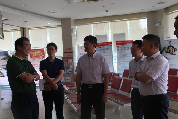 人行?？谥行闹悬h委委員、副行長(zhǎng)王江波一行蒞臨儋州農(nóng)信社開展調(diào)研