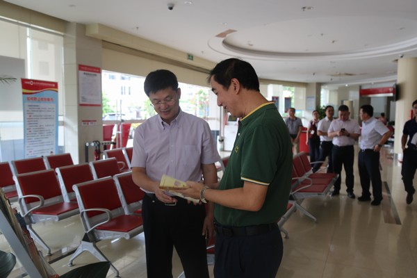 人行海口中心支行黨委委員、副行長(zhǎng)王江波一行蒞臨儋州農(nóng)信社開展調(diào)研