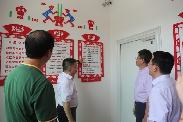 人行?？谥行闹悬h委委員、副行長(zhǎng)王江波一行蒞臨儋州農(nóng)信社開展調(diào)研