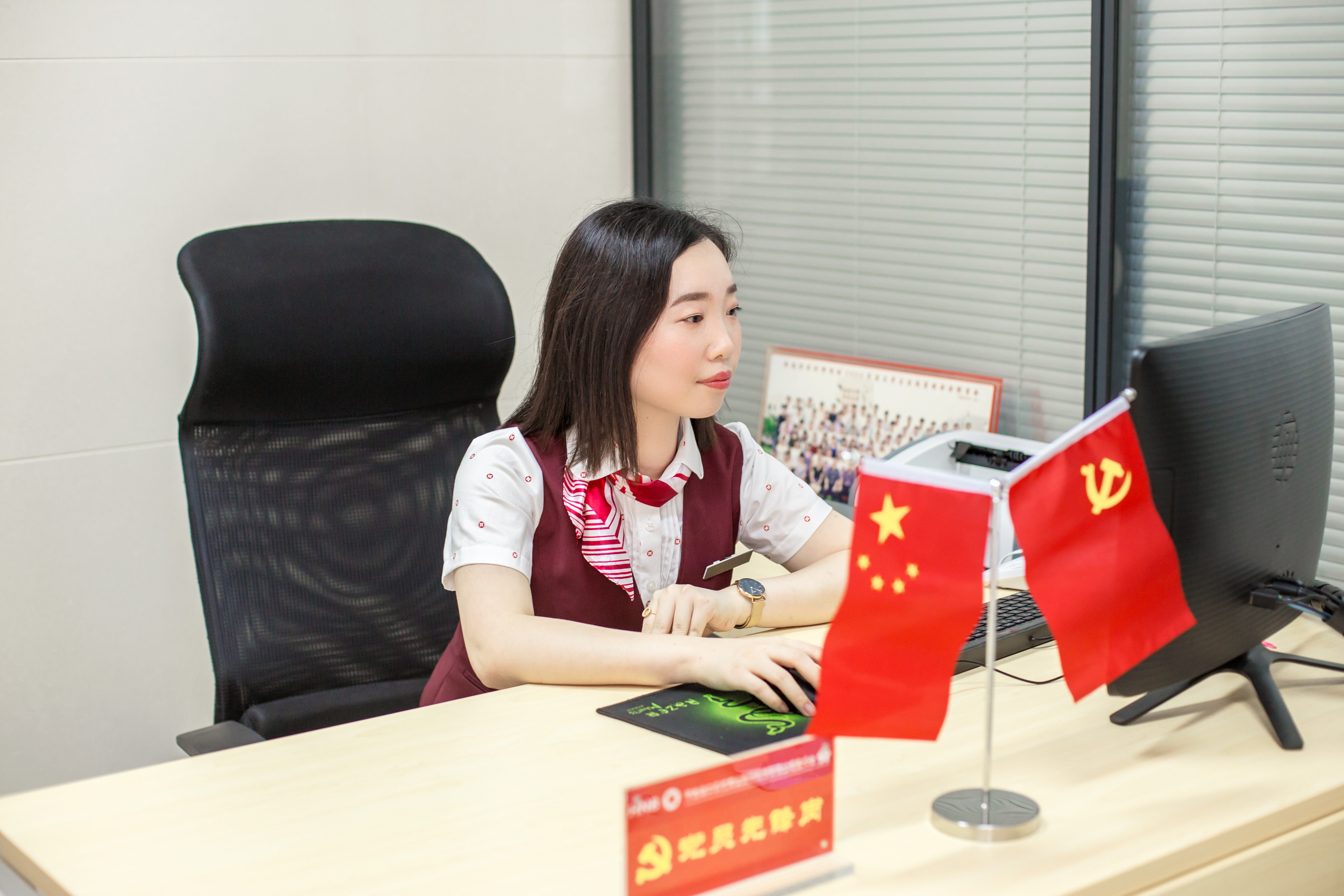 【最美農(nóng)信人】 細(xì)致周到濃情繪就“千佳”風(fēng)景 記千佳示范單位?？谵r(nóng)商銀行營業(yè)部總經(jīng)理楊南欣