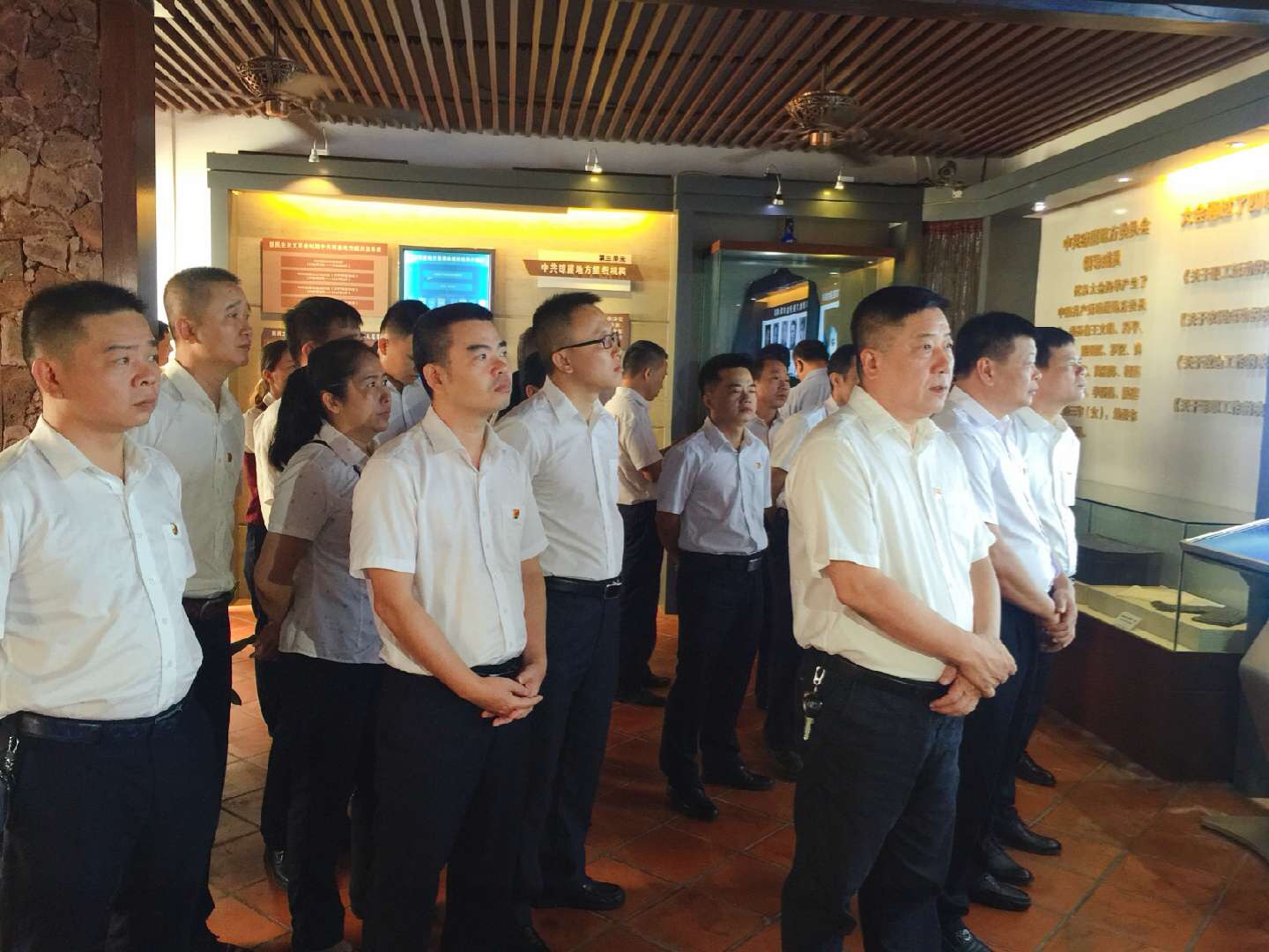 緬懷先烈，重溫歷史，感悟瓊崖革命精神——澄邁農(nóng)商銀行黨委開(kāi)展“不忘初心、牢記使命”主題教育體驗(yàn)活動(dòng)