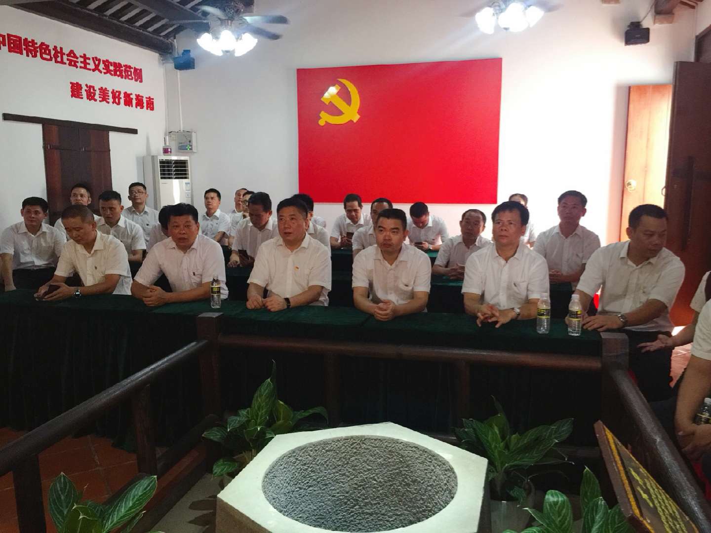 緬懷先烈，重溫歷史，感悟瓊崖革命精神——澄邁農(nóng)商銀行黨委開(kāi)展“不忘初心、牢記使命”主題教育體驗(yàn)活動(dòng)