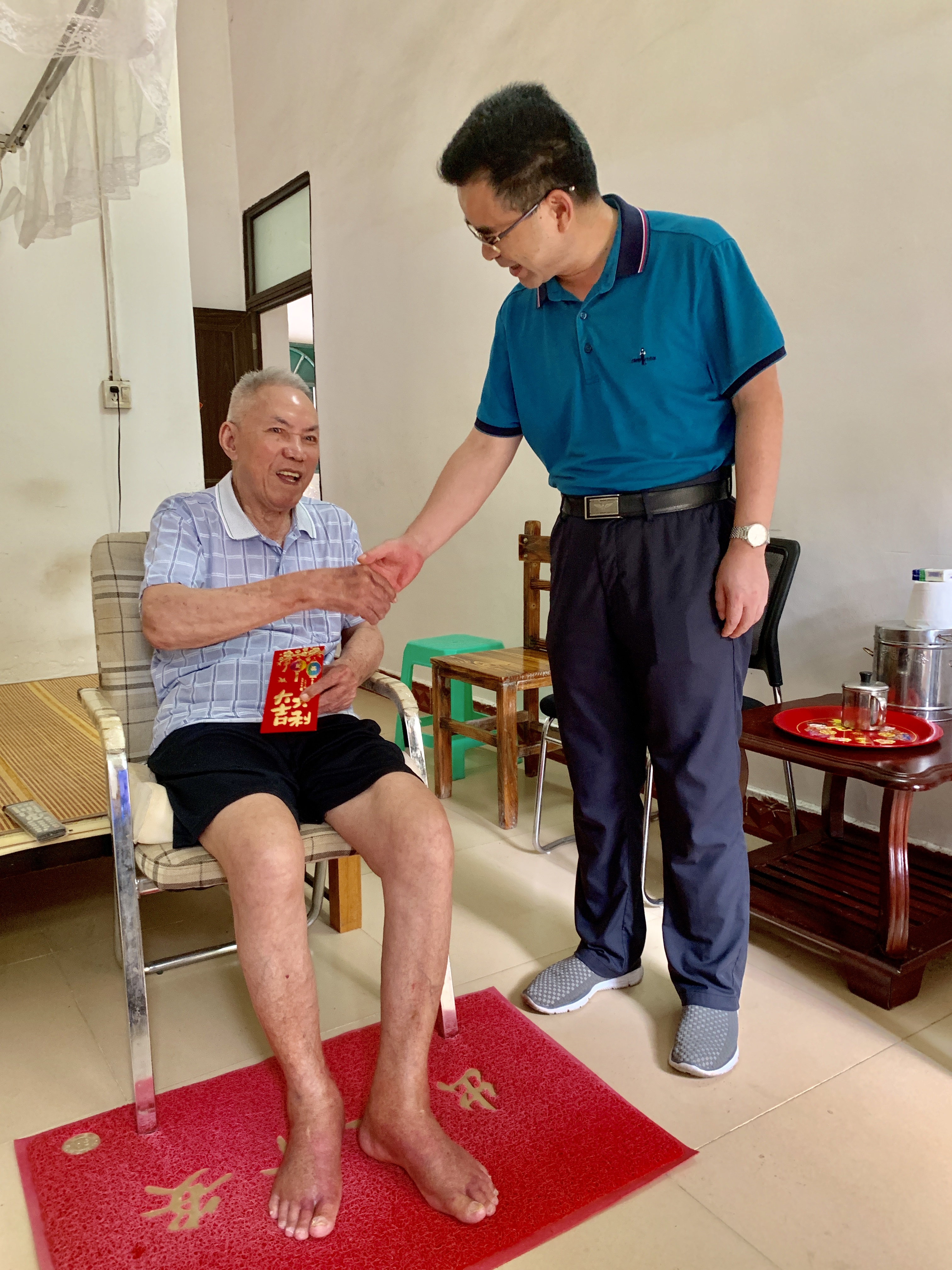 三亞農(nóng)商銀行開展2019年“迎七一 送關(guān)懷”走訪慰問活動