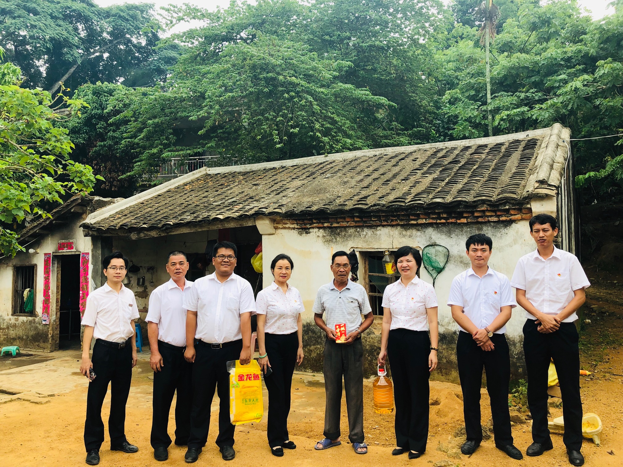 三亞農(nóng)商銀行開展2019年“迎七一 送關(guān)懷”走訪慰問活動