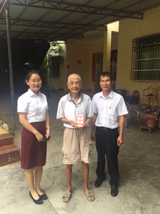 三亞農(nóng)商銀行開展2019年“迎七一 送關(guān)懷”走訪慰問活動