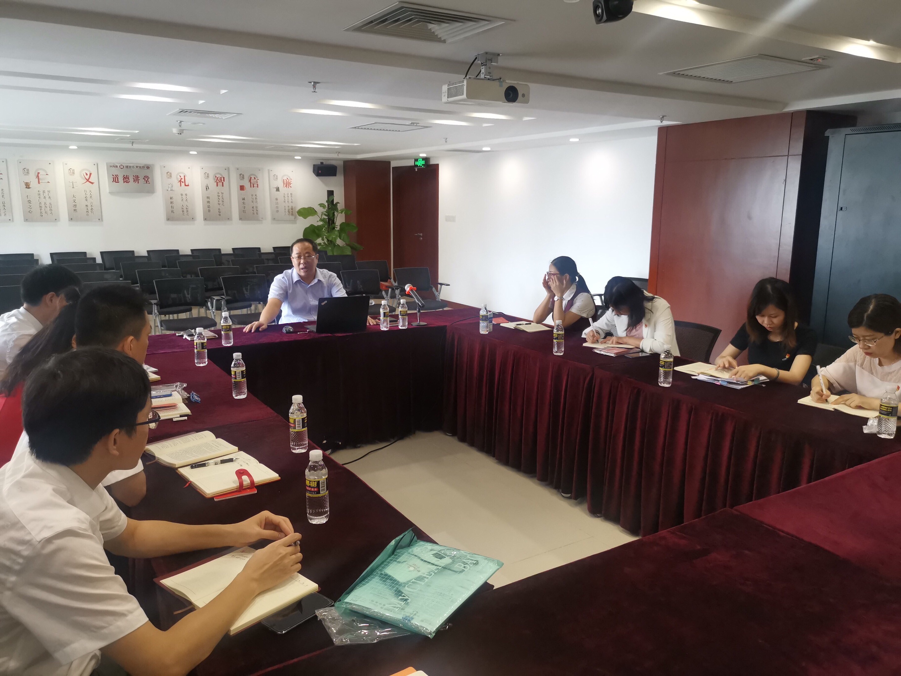 銘記初心擔(dān)使命 奮發(fā)有為做表率——?？谵r(nóng)商銀行組織2019年新發(fā)展黨員集體上黨課