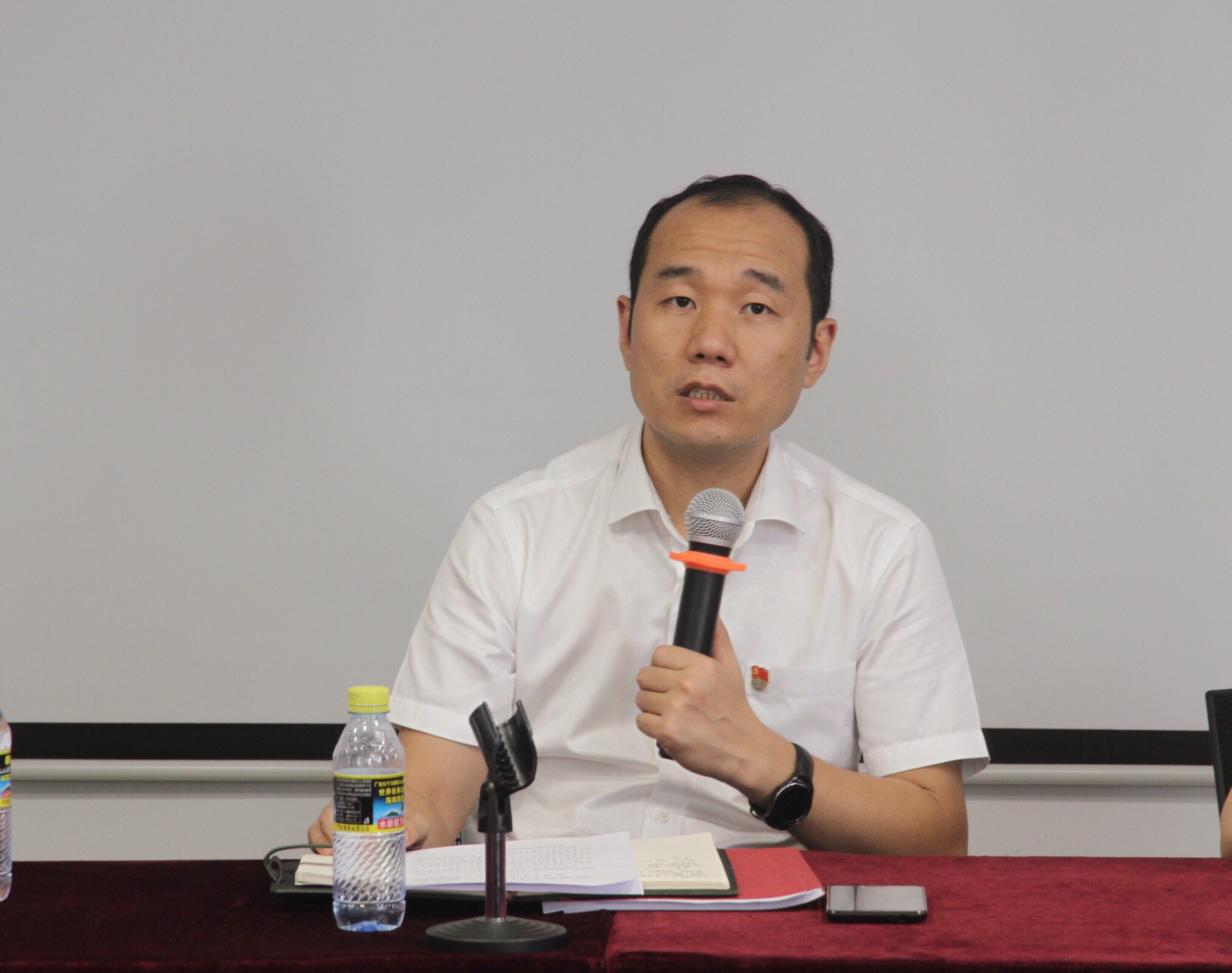 防控金融風(fēng)險(xiǎn) 打贏不良清收戰(zhàn)役——海口農(nóng)商銀行舉辦“不忘初心、牢記使命”主題教育集中研討會(huì)