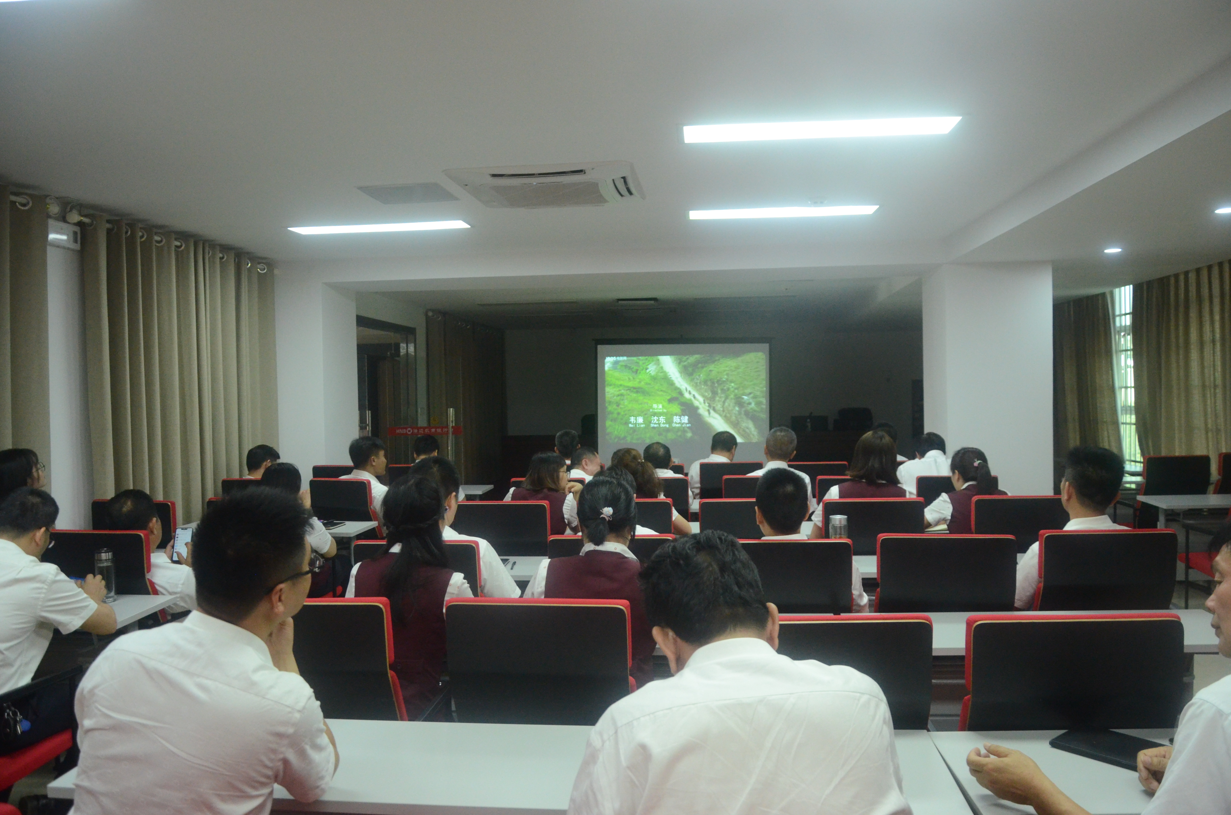 澄邁農(nóng)商銀行舉辦黨史學習教育觀影活動