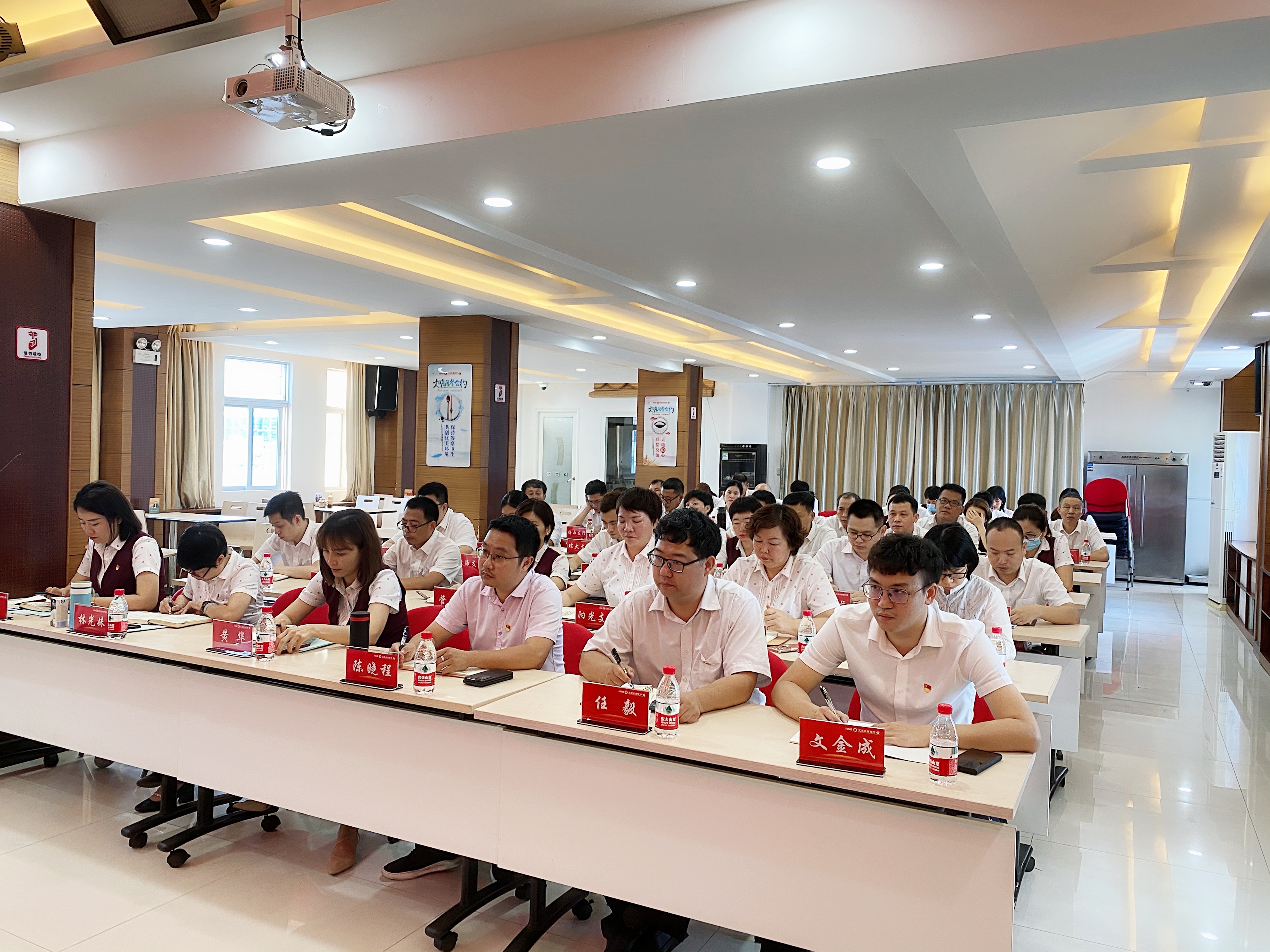 三亞農(nóng)商銀行召開(kāi)2020年度領(lǐng)導(dǎo)班子考核工作會(huì)等系列重要會(huì)議