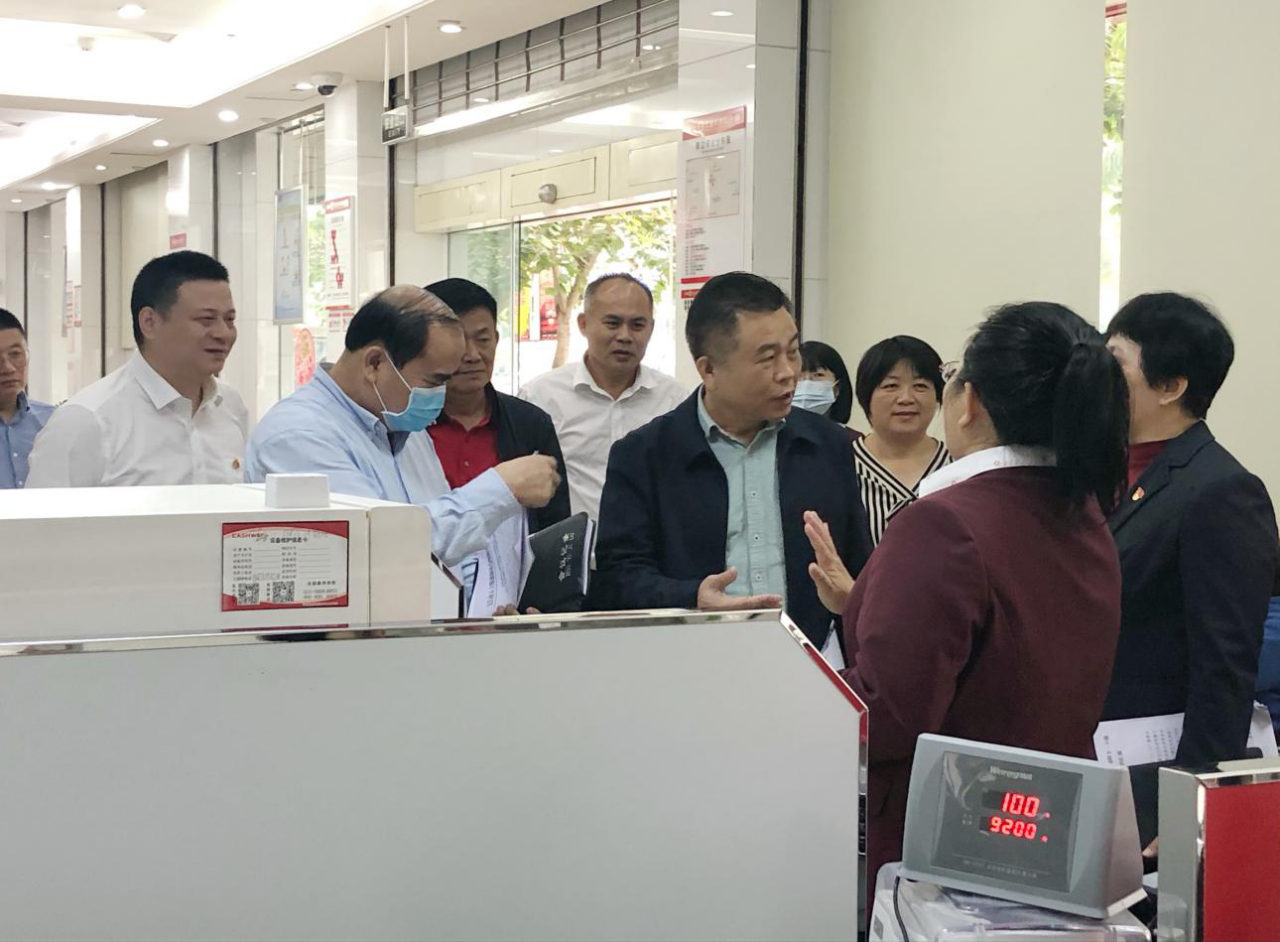 文昌市人大調(diào)研組蒞臨文昌農(nóng)商銀行調(diào)研社會(huì)保障卡工作