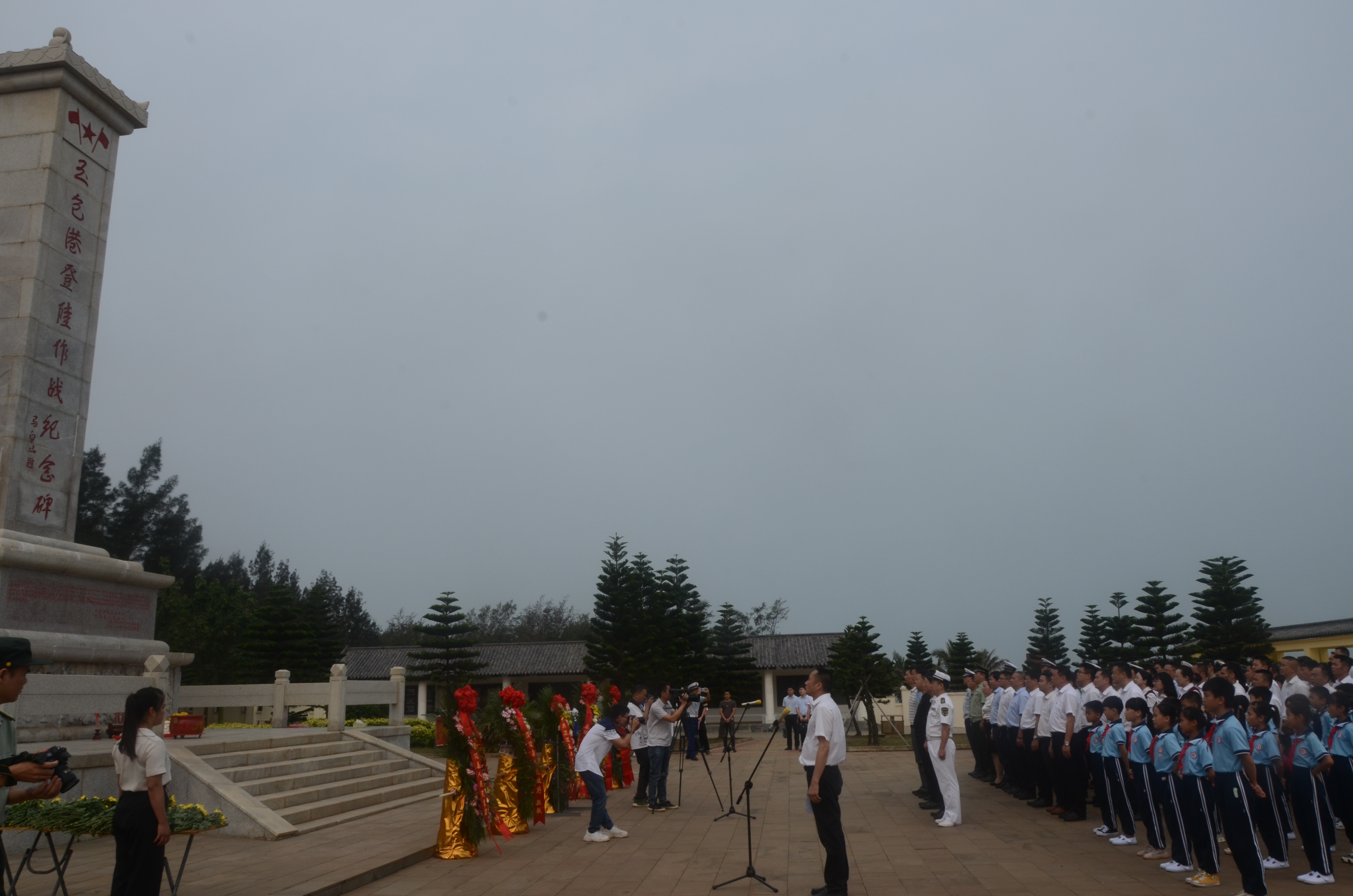 澄邁農(nóng)商銀行開展 “祭先烈 學(xué)黨史 悟思想” 主題黨日活動