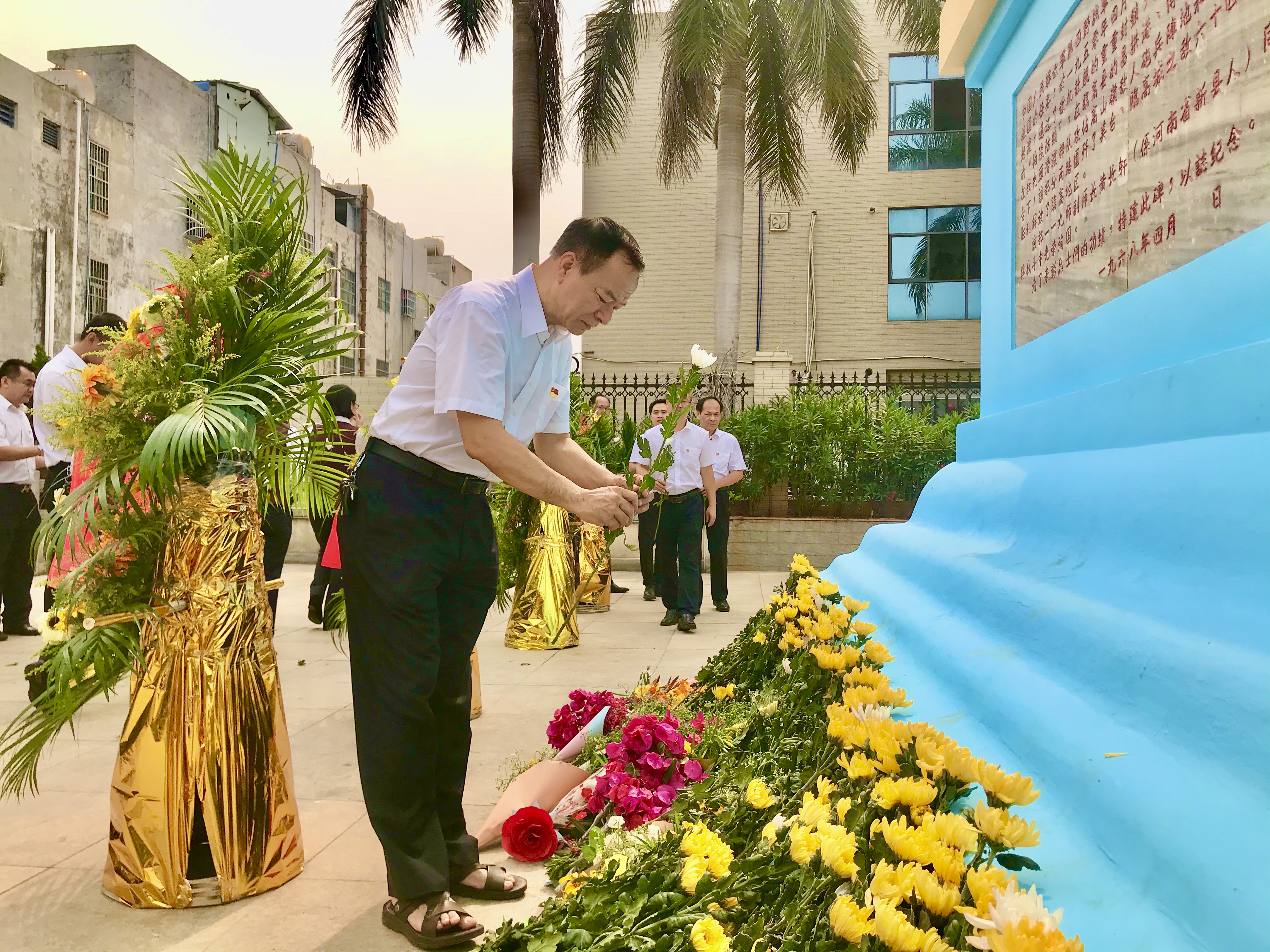 臨高農(nóng)商銀行開展“祭先烈、學(xué)黨史” 主題黨日活動