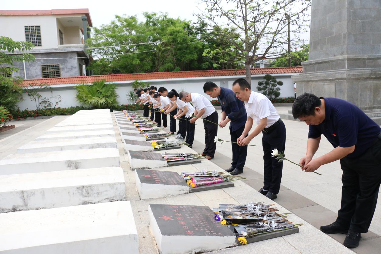 烈日灼心照青蔥 薪火相傳憶先烈 ——昌江聯(lián)社開展“祭先烈 學(xué)黨史 悟思想”主題黨日活動(dòng)