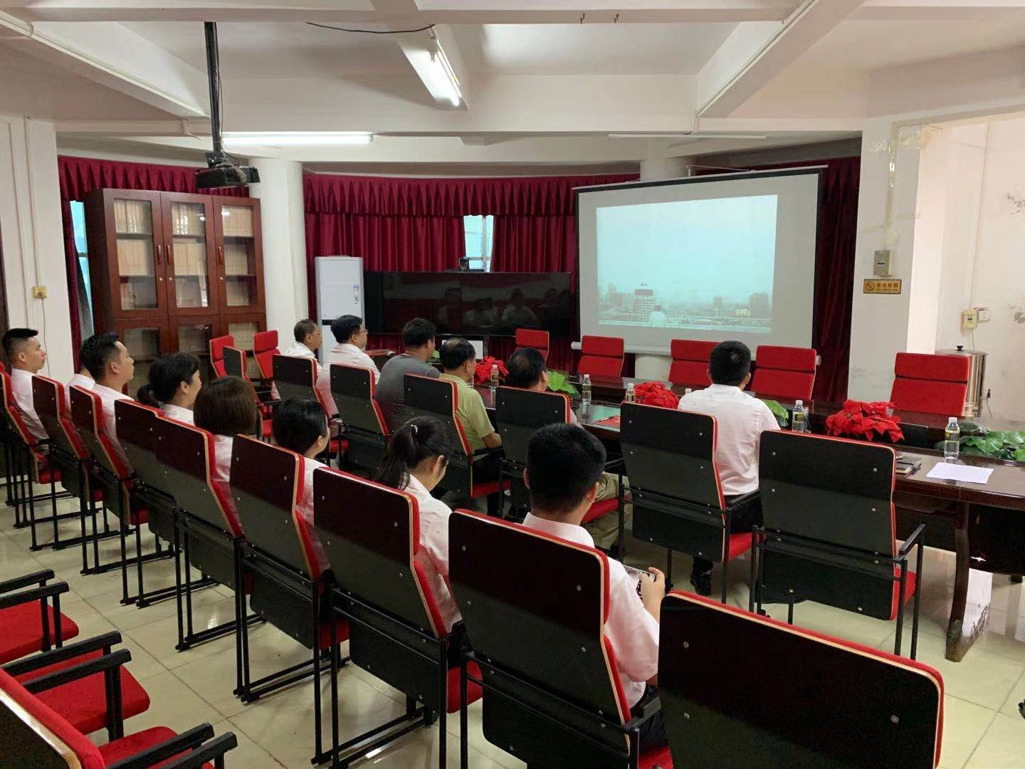 屯昌農(nóng)商銀行組織領(lǐng)導(dǎo)干部觀看《榜樣5》 屯昌農(nóng)商銀行組織領(lǐng)導(dǎo)干部觀看《榜樣5》