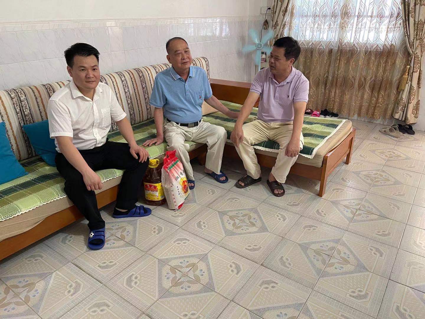 屯昌農(nóng)商銀行開展“我為群眾辦實(shí)事”實(shí)踐活動(dòng)