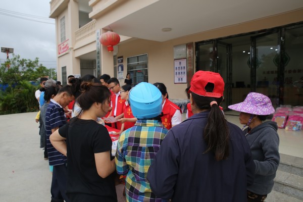 我為群眾辦實事│儋州農(nóng)信社五四青年節(jié)開展“晴暖童心”志愿服務(wù)活動