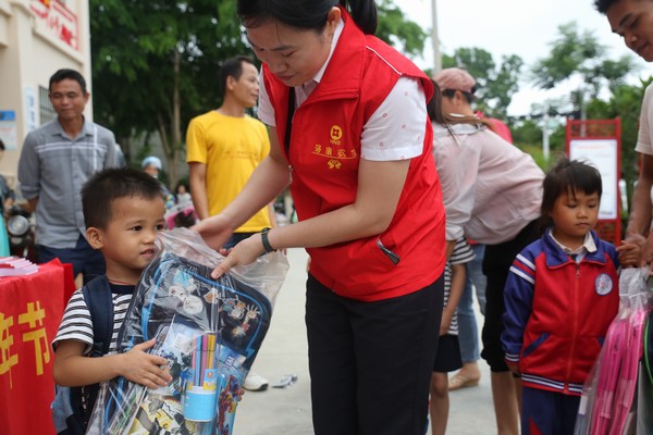 我為群眾辦實事│儋州農(nóng)信社五四青年節(jié)開展“晴暖童心”志愿服務(wù)活動