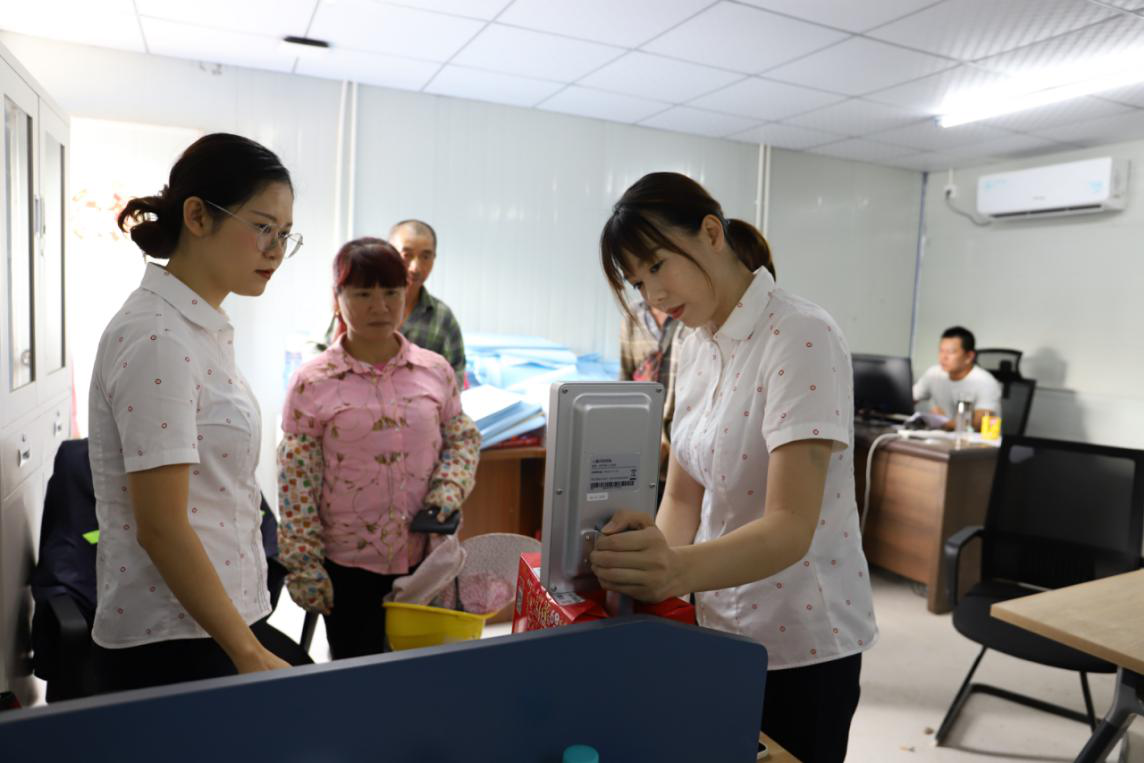 “風(fēng)雨兼程趕工地，急解民工薪酬憂”--瓊海聯(lián)社開(kāi)展工資支付監(jiān)管平臺(tái)信息采集上門(mén)服務(wù)工作