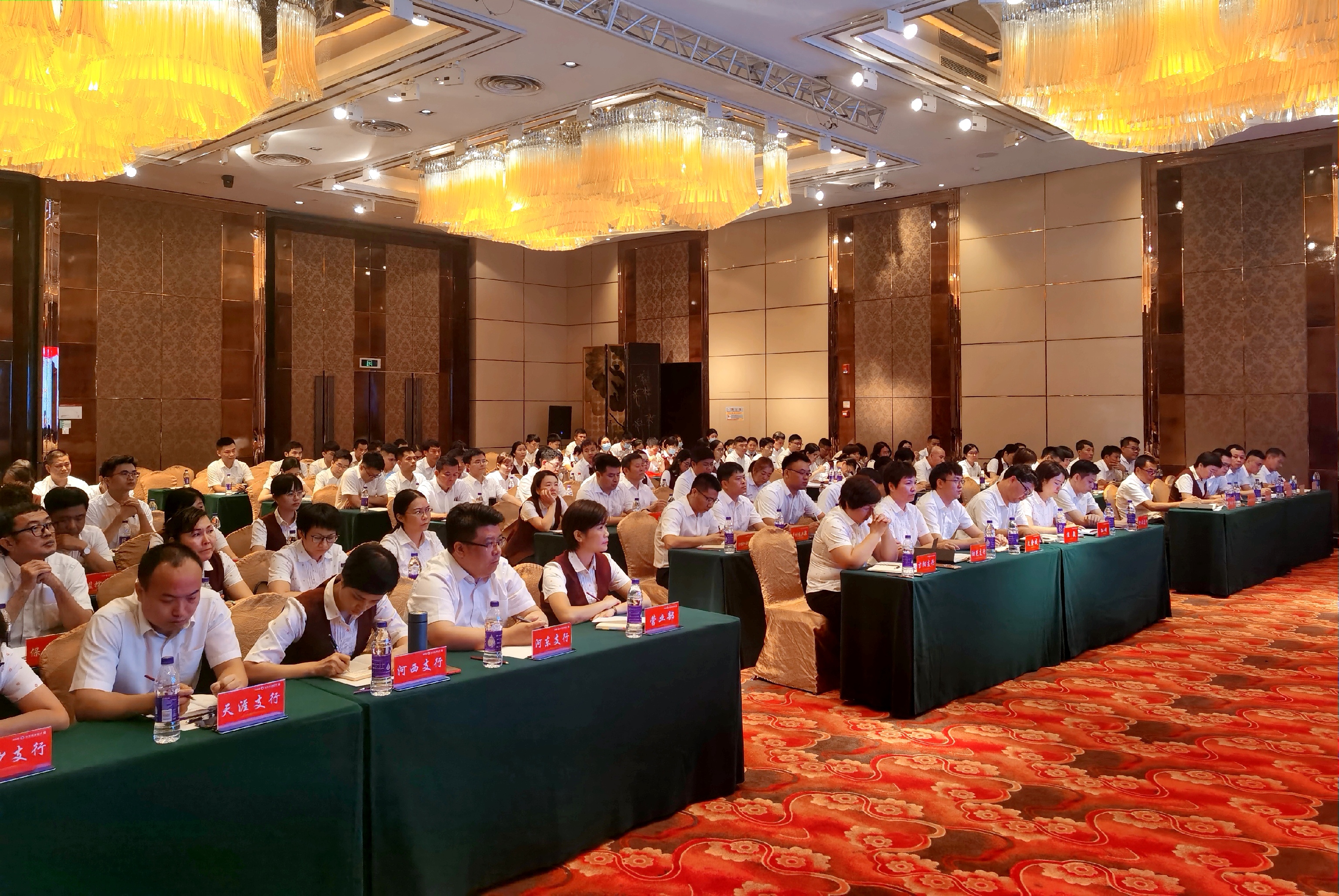 三亞農(nóng)商銀行召開傳達(dá)海南農(nóng)信信貸投放推進(jìn)會會議精神暨2021年業(yè)務(wù)推進(jìn)會