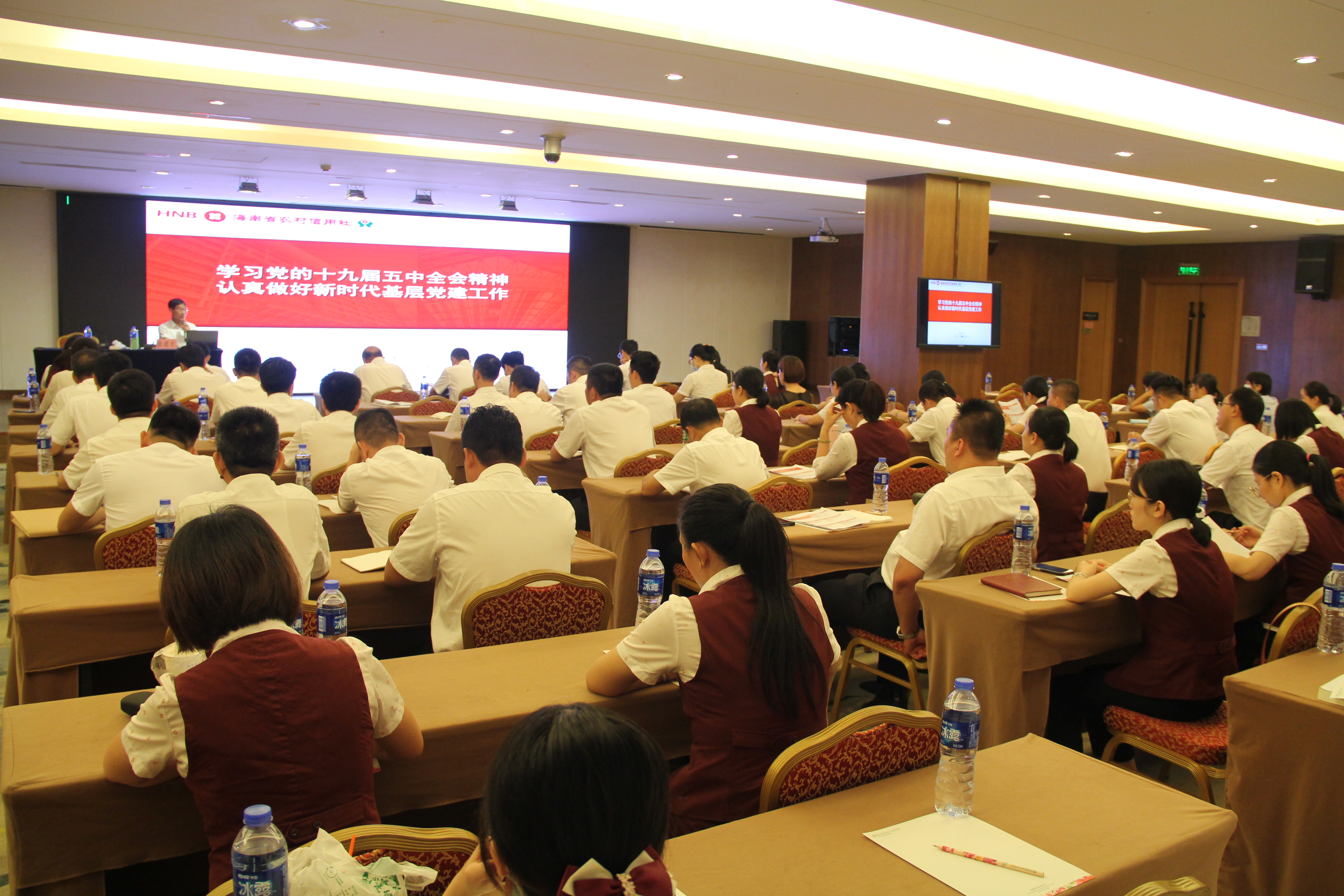 陵水聯(lián)社開(kāi)展學(xué)習(xí)貫徹黨的十九屆五中全會(huì)精神暨基層黨建工作培訓(xùn)