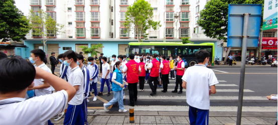 愛心護(hù)航高考?助力學(xué)子圓夢—文昌農(nóng)商銀行團(tuán)總支在行動(dòng)！