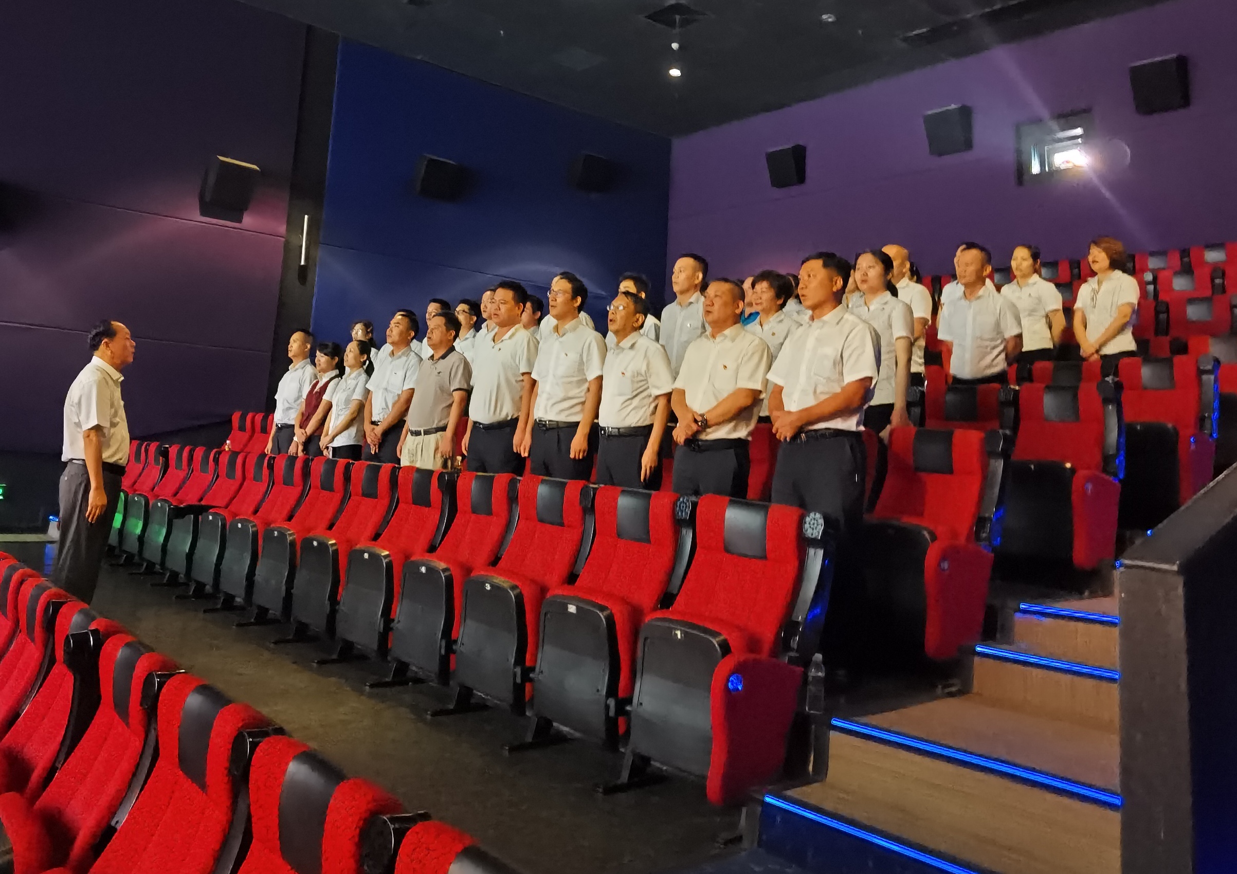 屯昌農(nóng)商銀行開展“觀影學(xué)黨史 心里有話對黨說”主題活動(dòng) 屯昌農(nóng)商銀行開展“觀影學(xué)黨史 心里有話對黨說”主題活動(dòng)