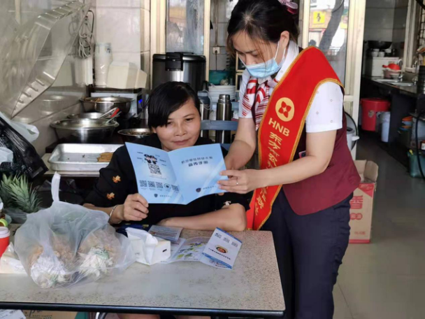 東方農(nóng)信社開展“普及金融知識，守住‘錢袋子’”宣傳活動