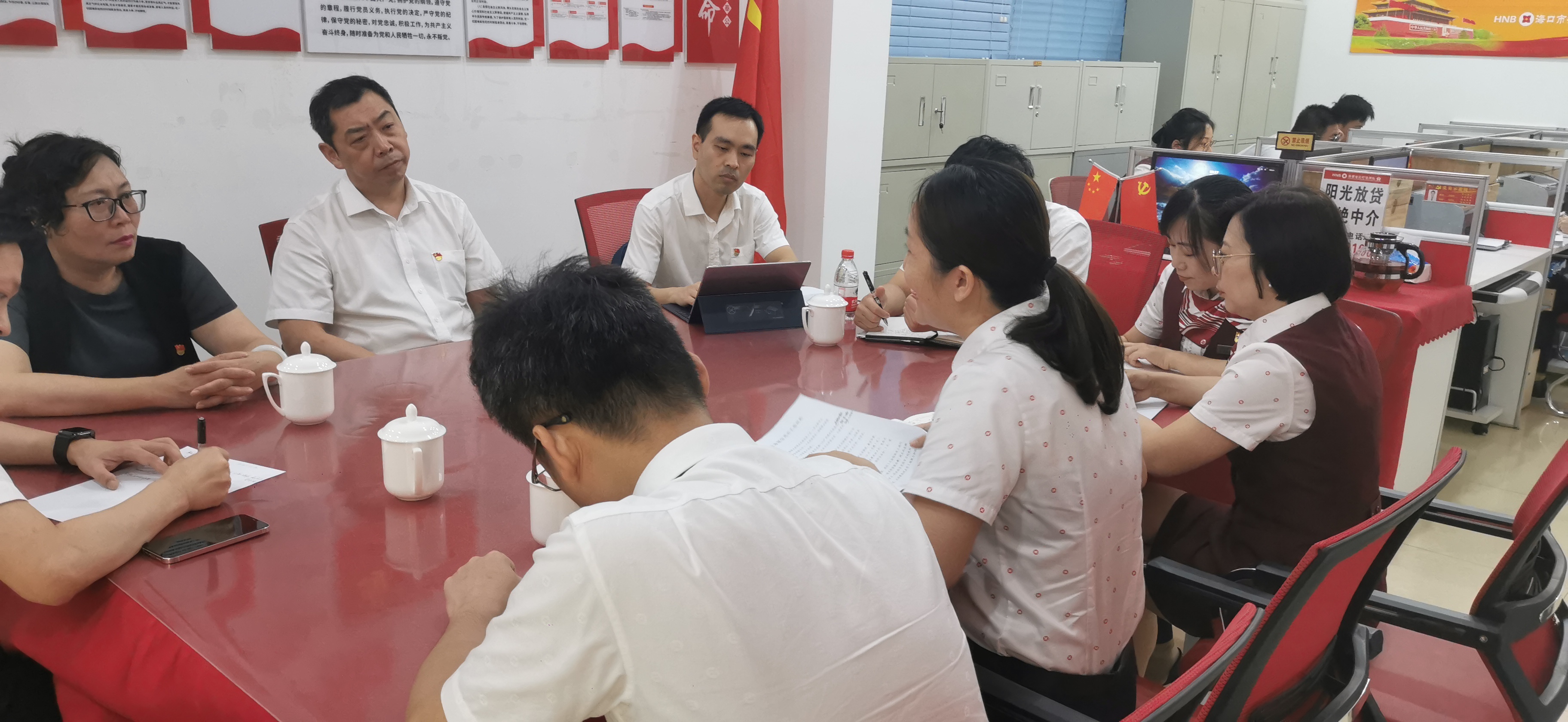 省聯(lián)社黨委委員、副主任趙旺率隊(duì)赴?？诼?lián)社海聯(lián)信用社調(diào)研